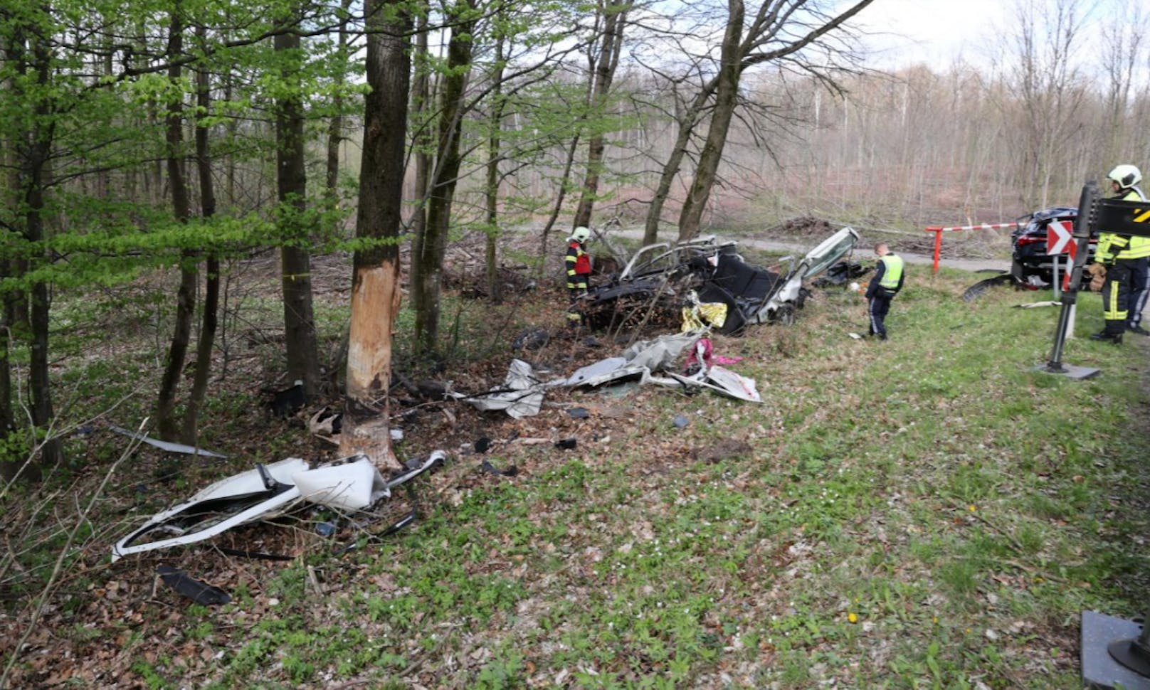 Der Unfallwagen wurde regelrecht zerfetzt.