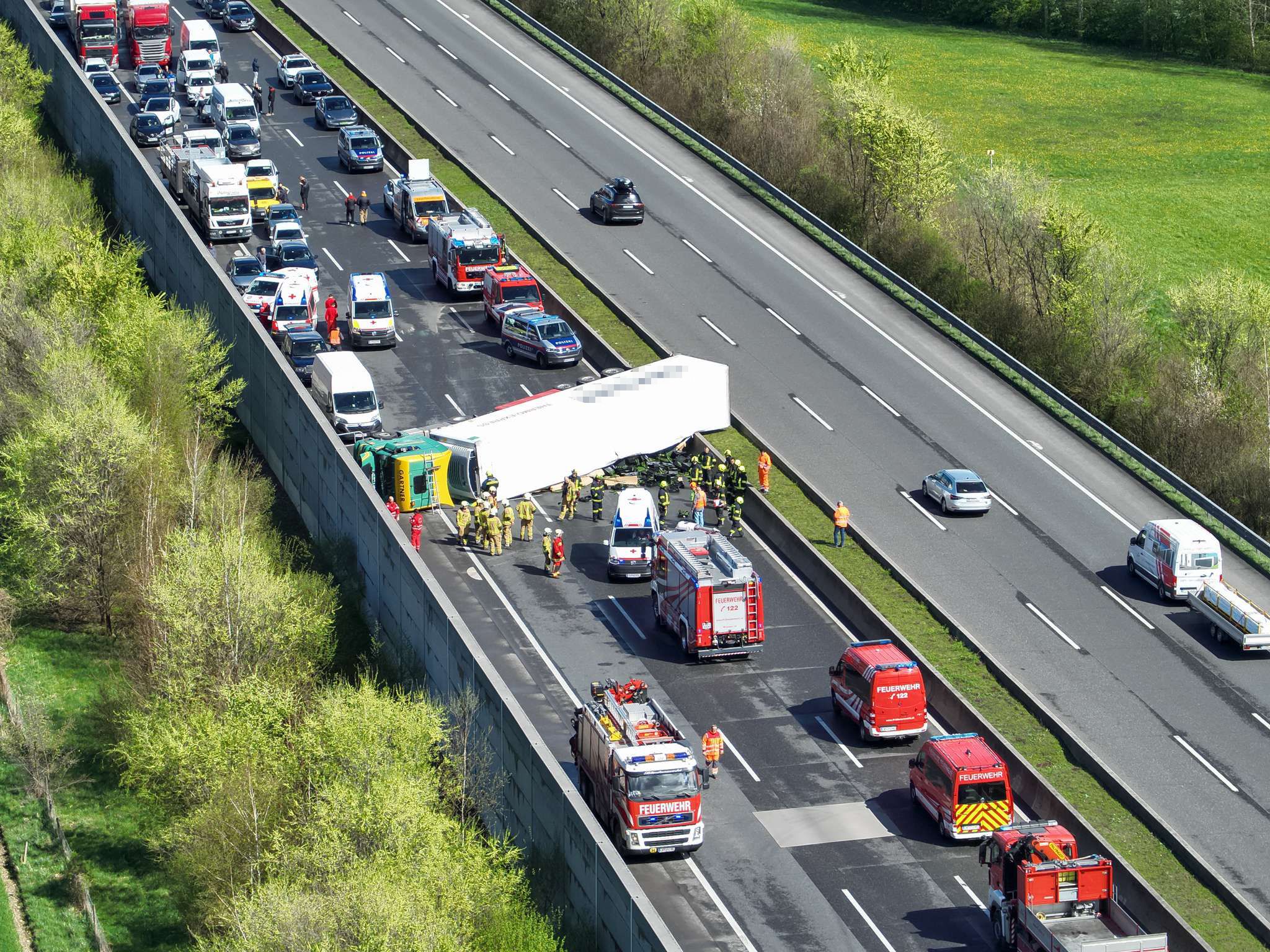 Schwerer Unfall auf der A1 im Bezirk Melk (NÖ): Ein Lkw verunfallte schwer und liegt auf der Autobahn. 