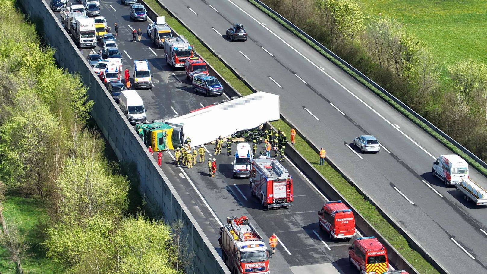 Schwerer Unfall auf der A1 im Bezirk Melk (NÖ): Ein Lkw verunfallte schwer und liegt auf der Autobahn. 