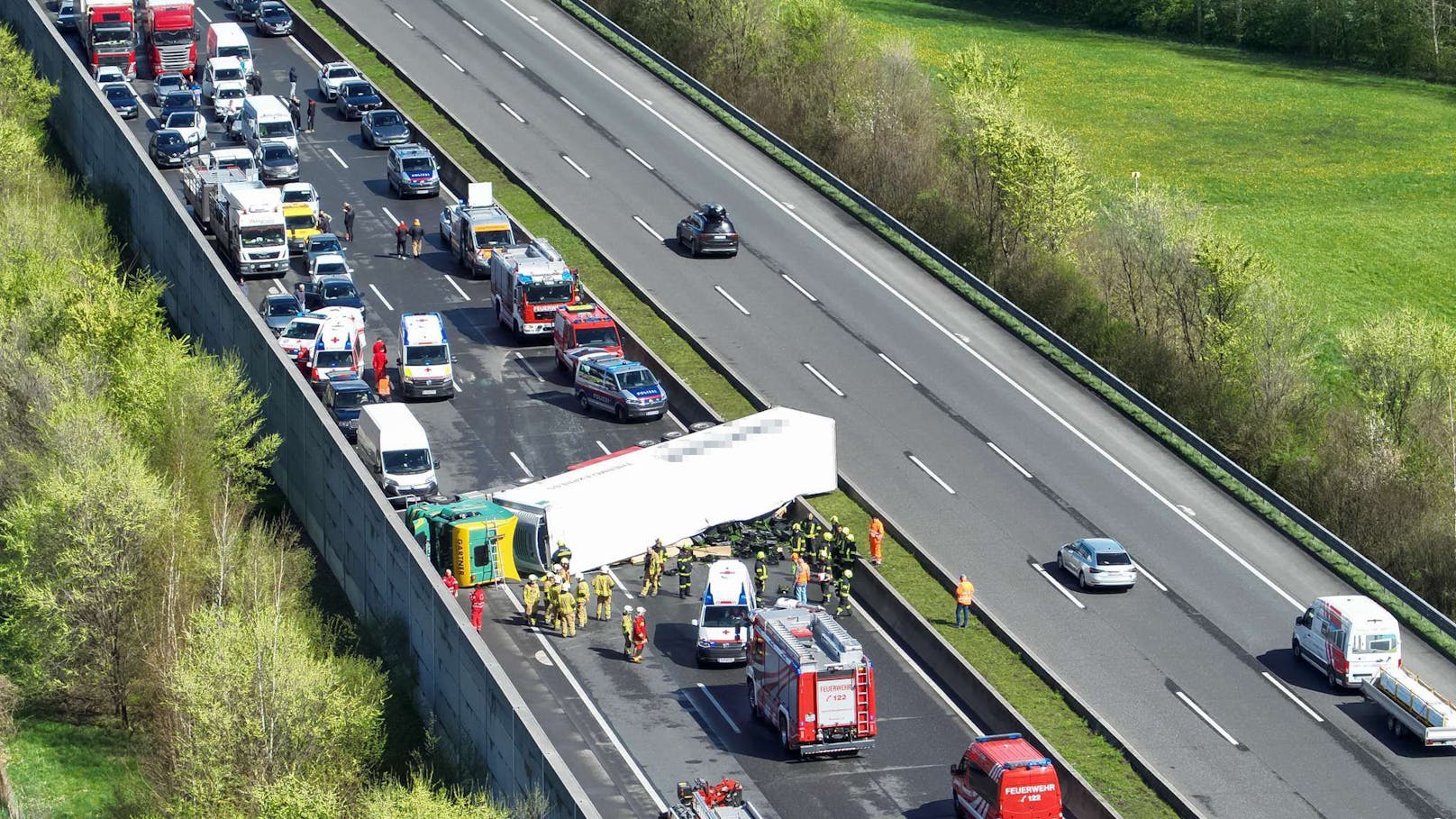 Gurken-Lkw legt Autobahn nach Unfall komplett lahm