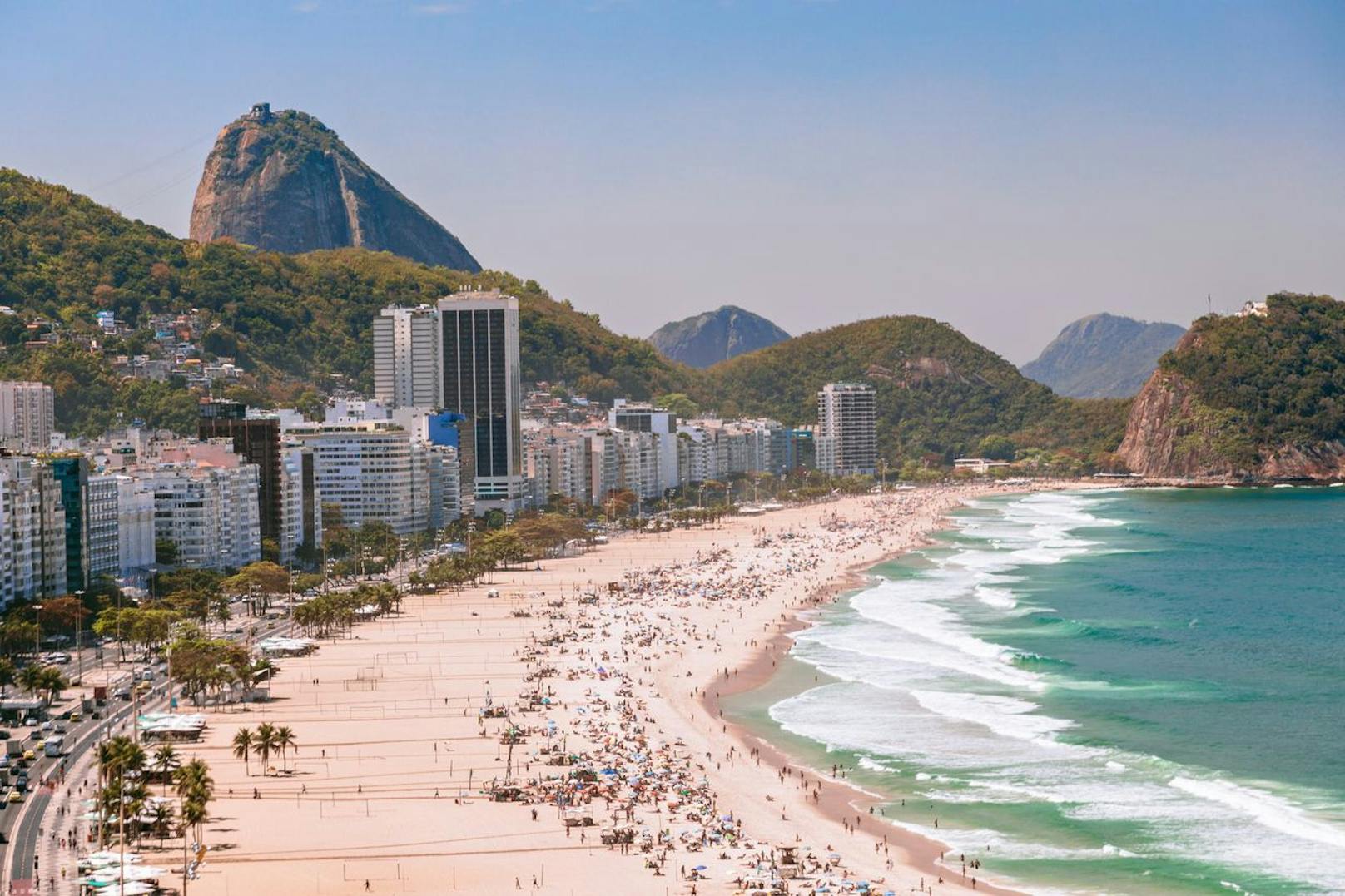 <strong>Platz 4: Copacabana, Brasilien!</strong> Die Copacabana in Rio de Janeiro ist eine pulsierende Mischung aus brasilianischem Leben, bekannt für ihre geschäftige, traditionelle Atmosphäre. Hier gebe es eine Vielzahl von Bars, Kneipen, Straßenfesten und Geschäften für jeden Geschmack und Geldbeutel, heißt es. Der eigentliche Charme der Copacabana liegt jedoch in den atemberaubenden Stränden und dem Blick auf die Küste, die die Hauptattraktion für Besucher darstellen.