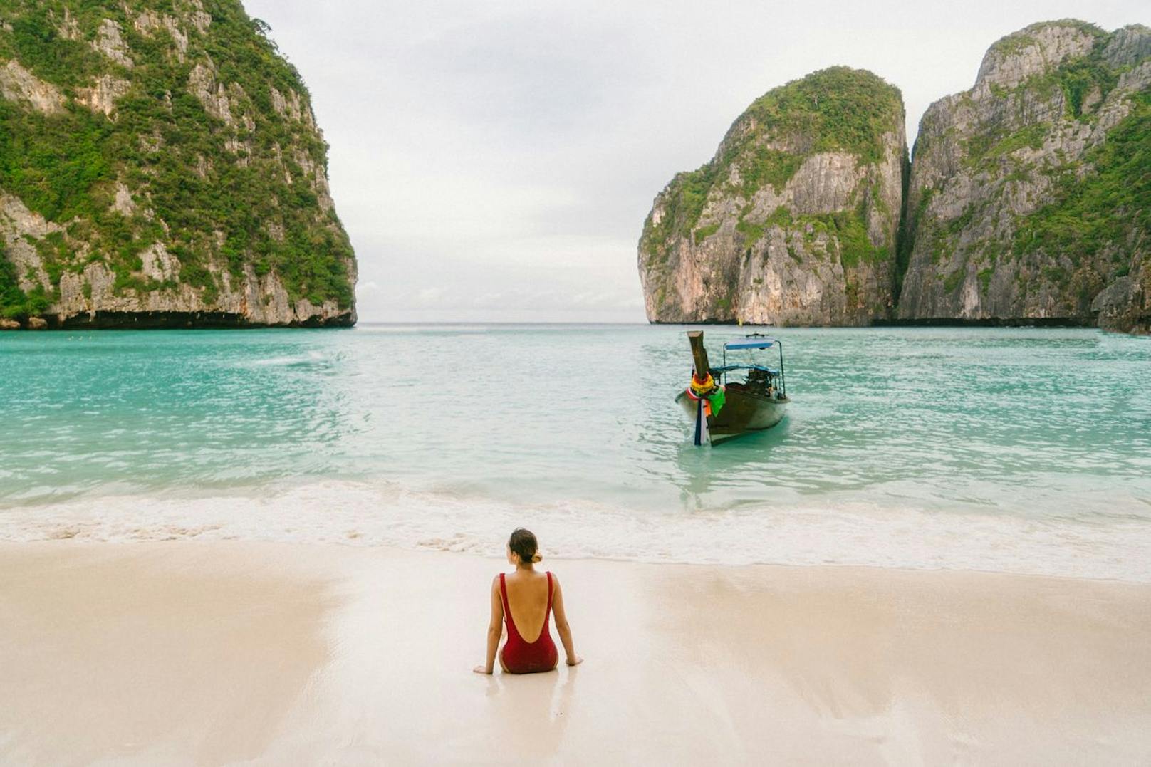 <strong>Platz 5: Maya Bay, Thailand!</strong> Die Maya Bay, Thailands Vorzeigestrand, besticht durch klares blaues Wasser, dramatische Klippen und wunderschönen weißen Sand. Sie ist nicht nur ein Meisterwerk der Natur, sondern auch ein Hollywood-Star dank "The Beach" und Leonardo DiCaprio. Plötzlich will jeder ein Stück von Leos Paradies, was Maya Bay zum ultimativen Reiseziel auf der Bucketlist macht.&nbsp;Doch aufgepasst: Der Traumstrand ist oft von Touristen überlaufen. Es lohnt sich, die Bucht zu Randzeiten zu besuchen. Selfies sind weiterhin erlaubt, Baden hingegen ist verboten. Boote dürfen die Maya Bay nicht mehr von der Bucht her ansteuern, sondern müssen an der anderen Seite der Insel ankern. So sollen Boote aus der Bucht ferngehalten werden.
