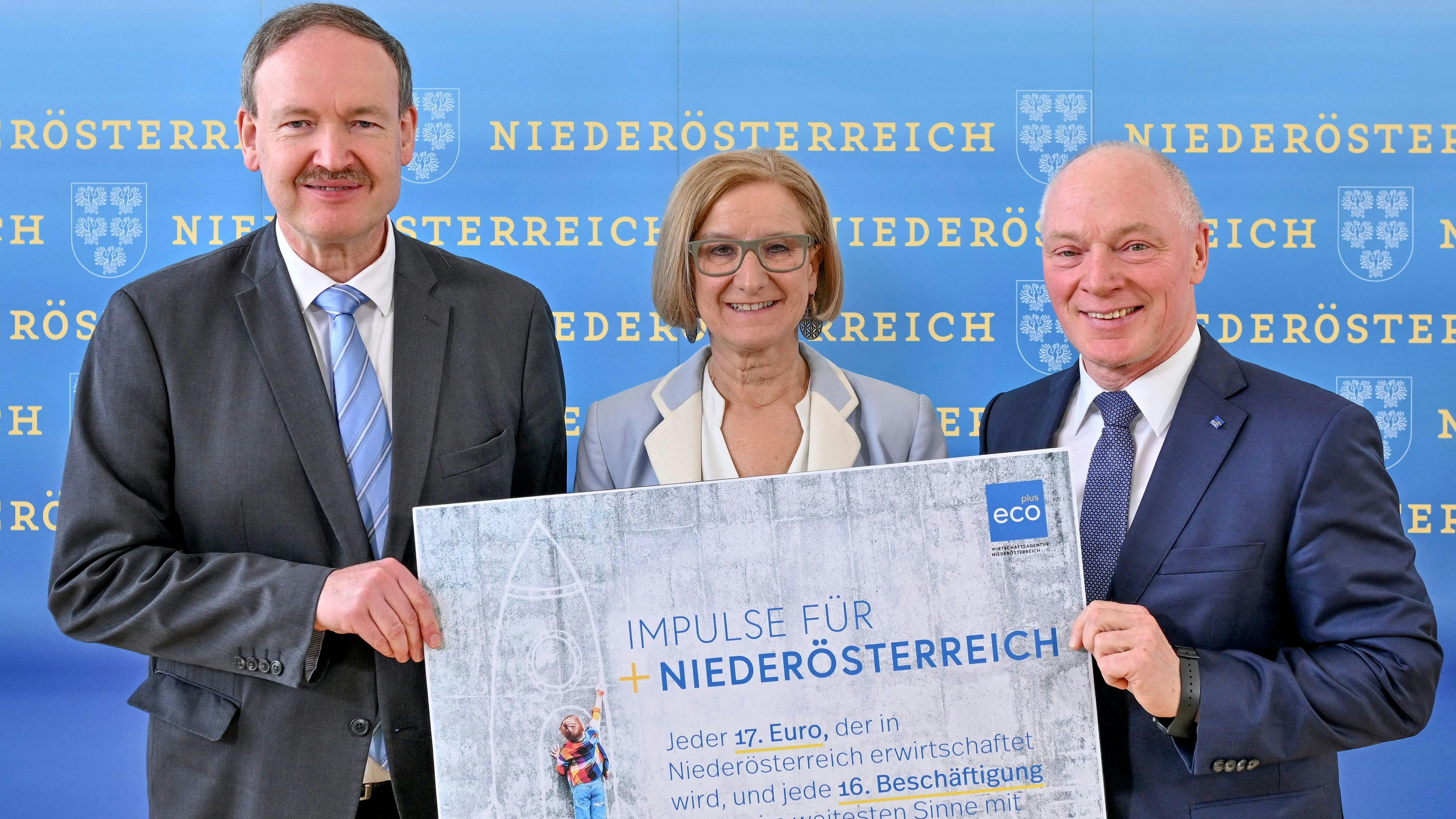 Christian Helmenstein, Geschäftsführer Economica Institut für Wirtschaftsforschung, Landeshauptfrau Johanna Mikl-Leitner und ecoplus Geschäftsführer Helmut Miernicki. (v.l.)