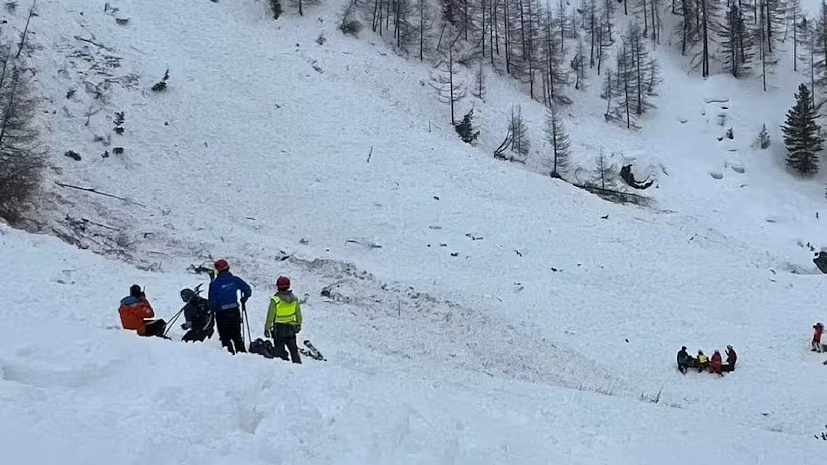 Tragödie in Skigebiet – drei Tote nach Lawinenabgang
