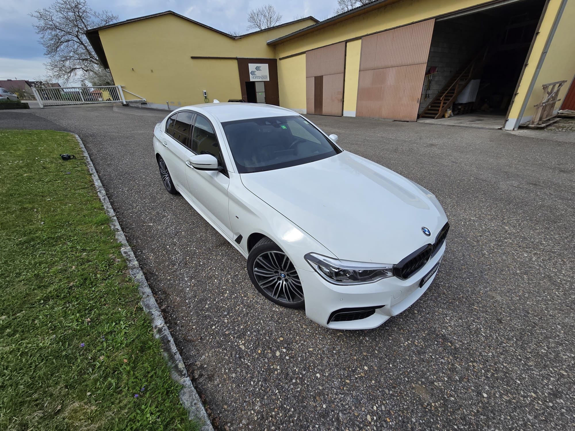 Dieser BMW 530I mit rund 250 PS wurde beschlagnahmt und steht bei einem Abschleppdienst in Ansfelden (Bez. Linz-Land).
