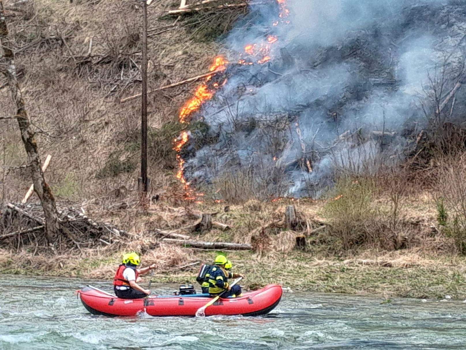 Auch am Folgetag kämpften die Wehren weiter in unwegsamen Gelände gegen die Flammen.