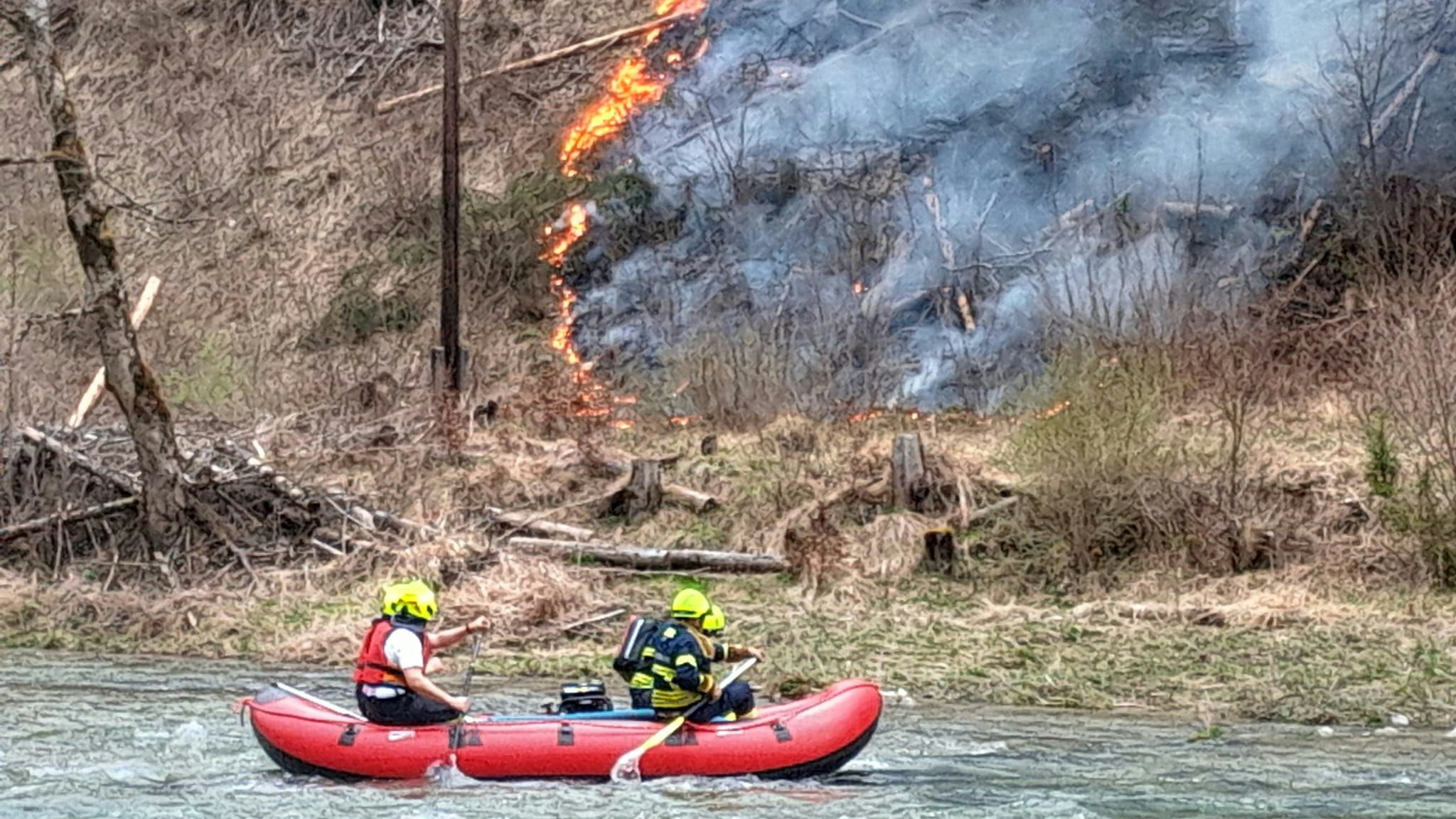 Ostermontag gegen 14:40 heulten in Göstling und Lassing die Sirenen.Mit dem Einsatzstichwort “ B2-Vegetation mittel alpines Gelände“ wurden die Wehren in die Steiermark zur Unterstützung alarmiert. Kurz vor Wildalpen ist es in einem steilen Waldgebiet aus bis lang noch ungeklärter Ursache zu einem Waldbrand gekommen. Zahlreiche Wehren aus der Steiermark waren bereits seit mehreren Stunden im Einsatz. Die Kräfte aus Niederösterreich wurden zur Unterstützung angefordert . Da auch zahlreiche Mitglieder sowie das HLF2-WB des Waldbrandzuges West in Göstling und Lassing stationiert sind, waren diese ebenfalls bei dem Einsatz dabei und konnten die dort eingesetzten Kräfte mit ihren wissen Unterstützen. Einen direkten Weg zum Brand geschehen gab es nicht und so wurden die Kameraden sowie das Material mit einem Schlauchboot auf das andere Ufer gebracht. Gegen 19:00 wurde der Einsatz der NÖ Kräfte aufgrund der nahenden Dunkelheit beendet. Am Dienstag den 02.04.2024 gehen die Löscharbeiten weiter auch die Kräfte aus Nö werden wieder dabei sein, ebenfalls werden mehrere Hubschrauber die Löscharbeiten Unterstützen.