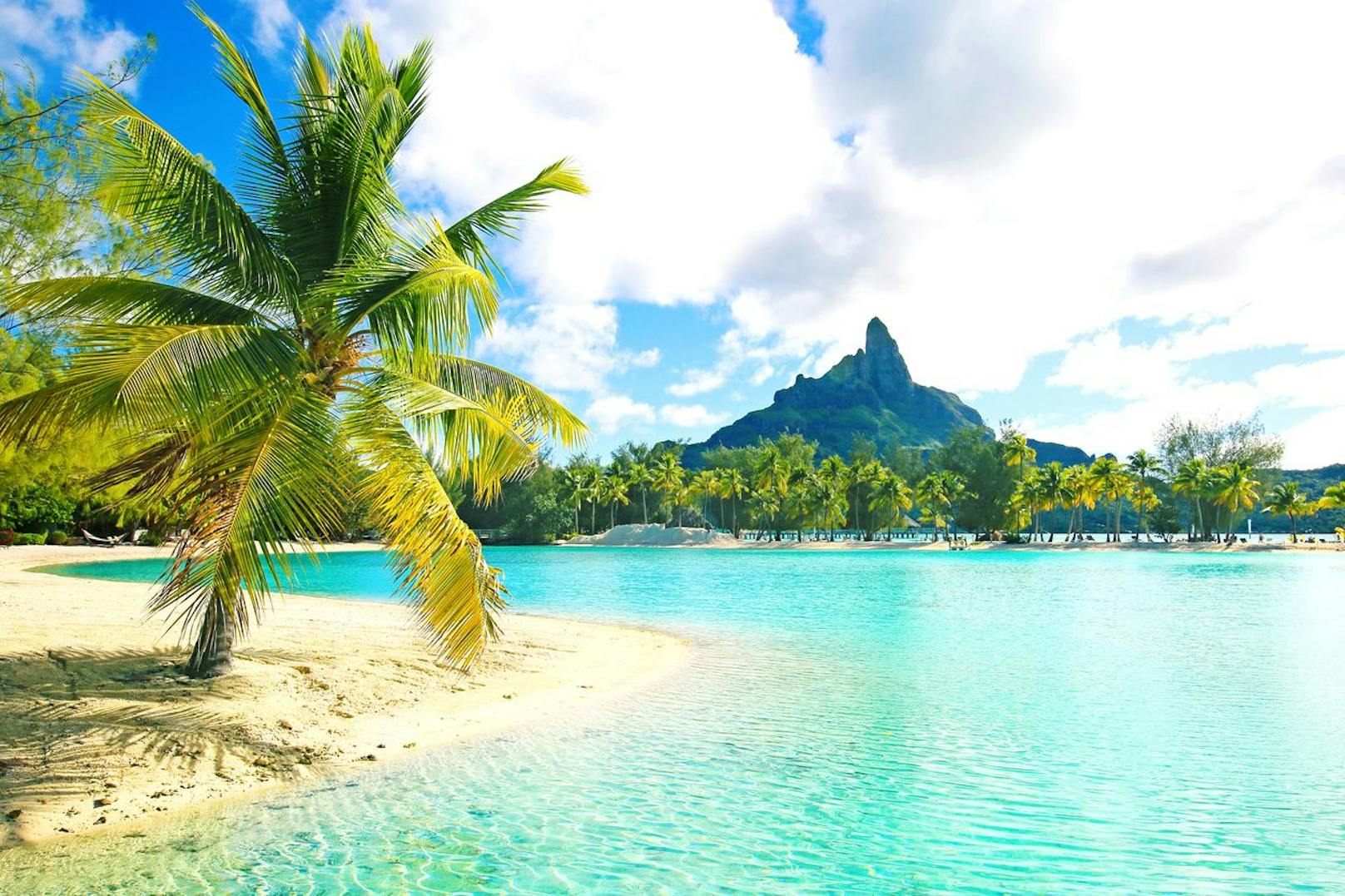<strong>Platz 1: Bora Bora, Französisch-Polynesien!</strong> "Bora Bora, dort, wo dein Geldbeutel 'Hilfe' flüstert, aber dein Instagram 'Himmel' schreit", lautet das Fazit des Beachatlas. "Tauche tagsüber in kristallklarem Wasser und halte nachts postkartenreife Sonnenuntergänge fest. Willkommen im ultimativen Paradies – vergiss nur nicht, deine Kamera aufzuladen und die Limite deiner Kreditkarte zu erhöhen."