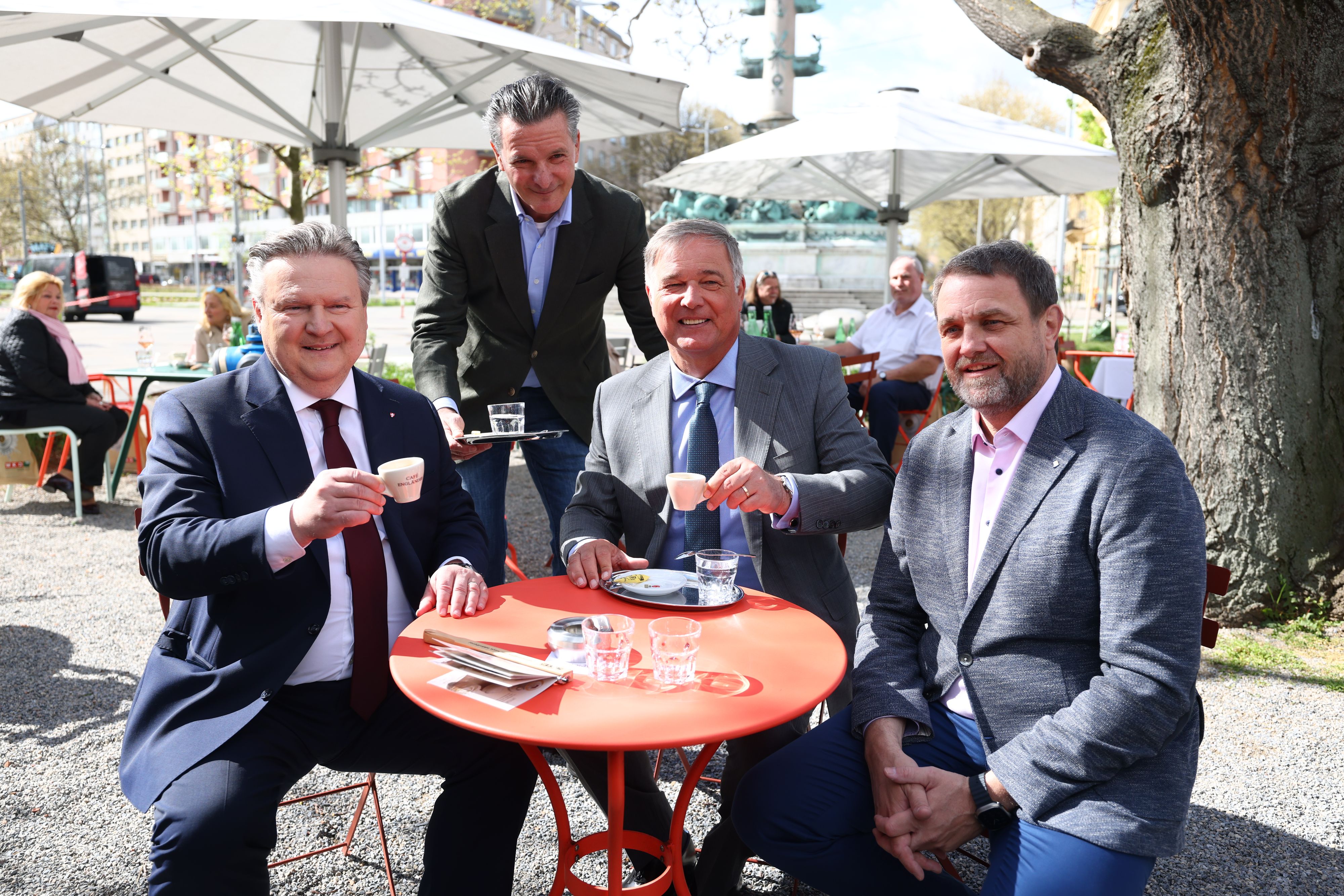 Bürgermeister Michael Ludwig, Präsident der Wiener Wirtschaftskammer Walter Ruck und Kaffeehaus-Obmann Wolfgang Binder.