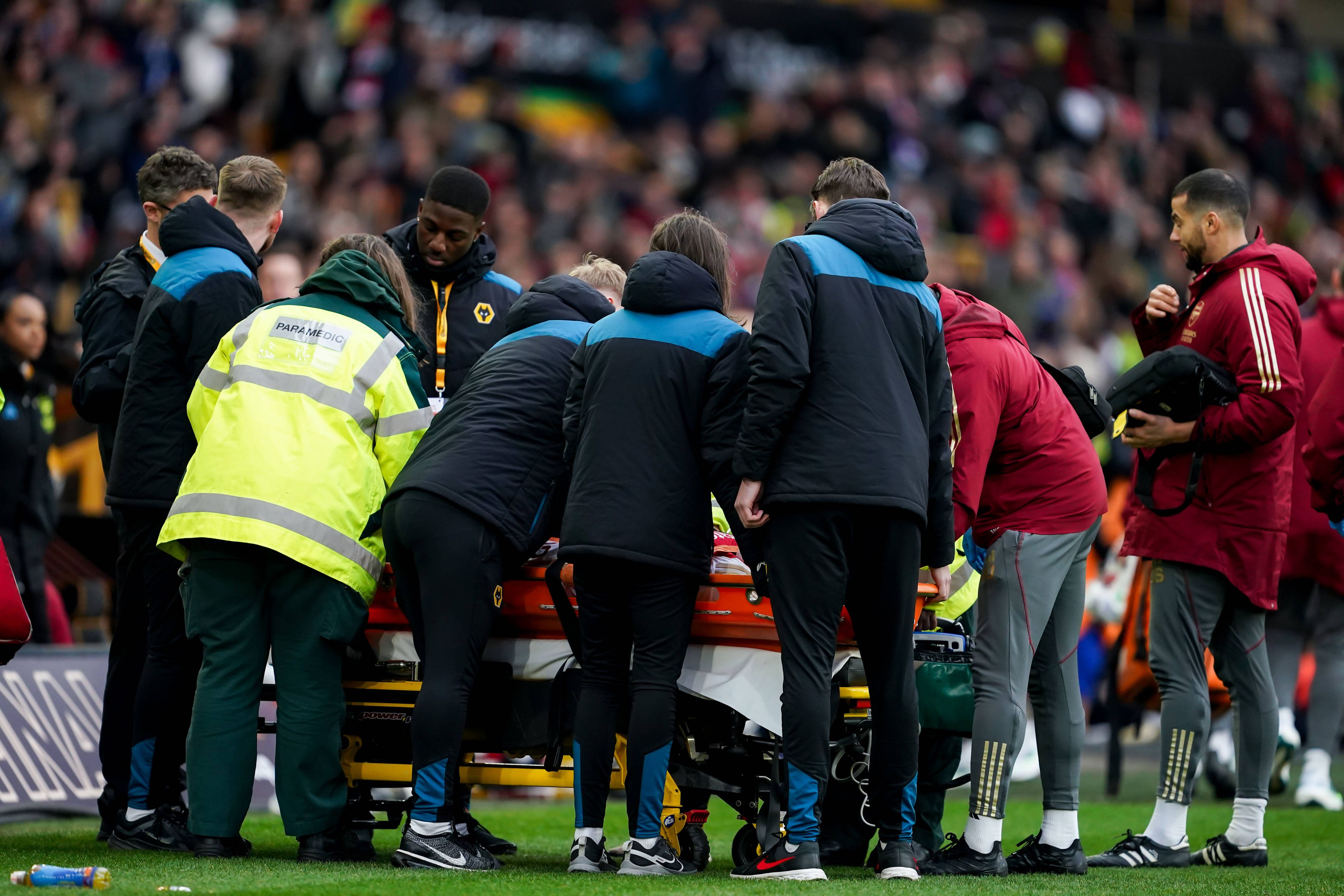 Frida Maanum von Arsenal wurde von den Rettungskräften versorgt.