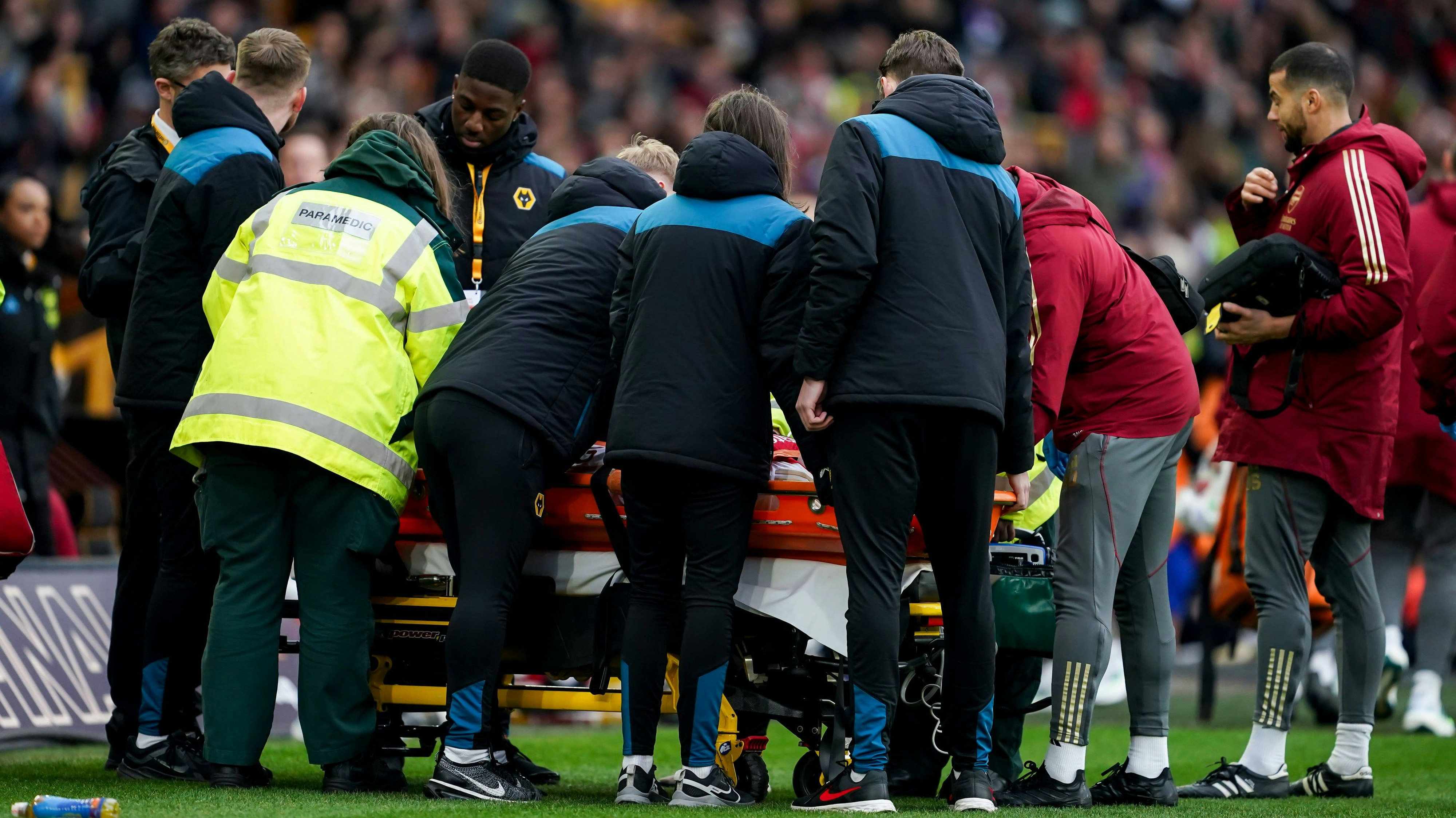 Frida Maanum von Arsenal wurde von den Rettungskräften versorgt.