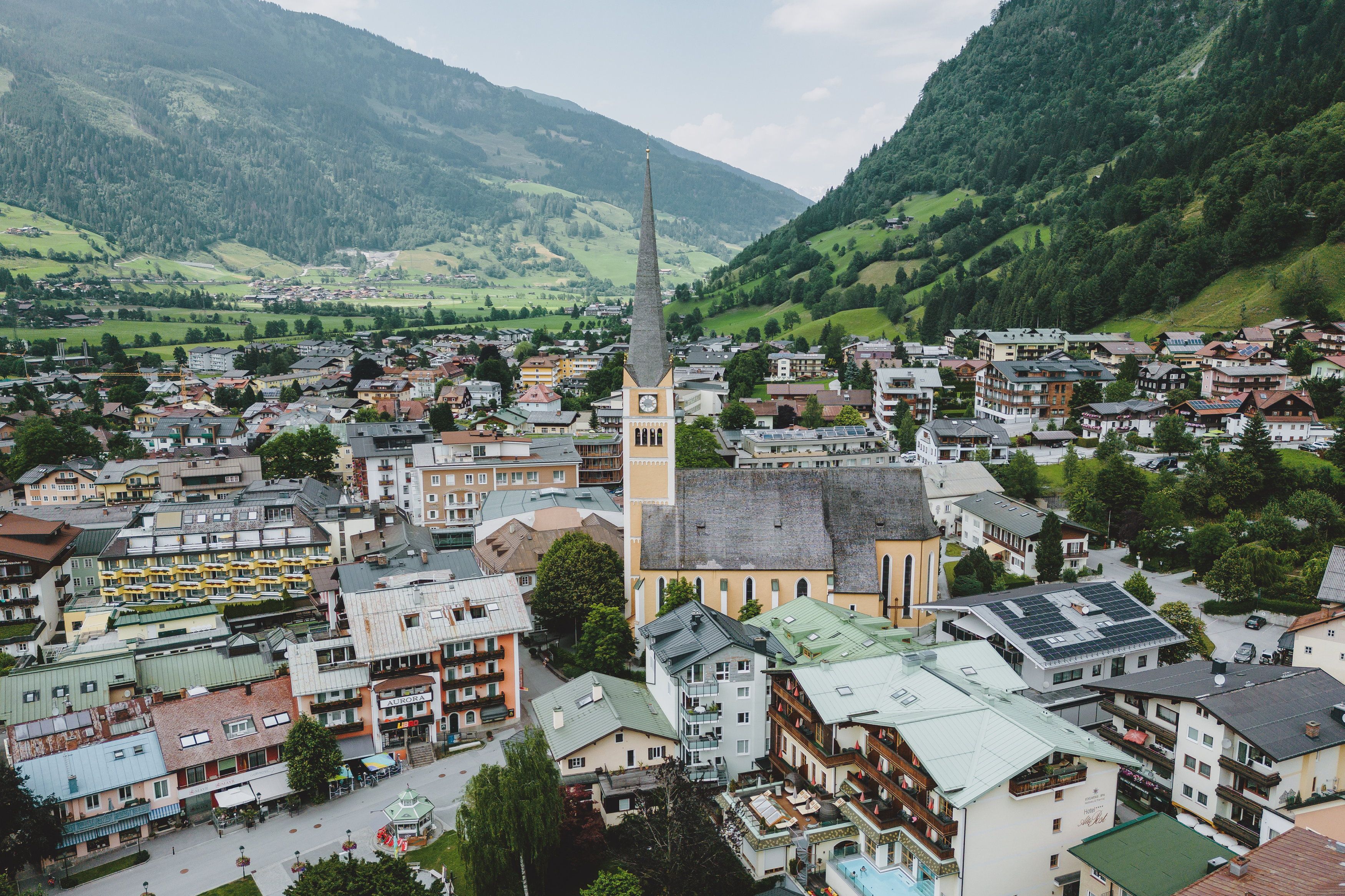 In Bad Hofgastein klickten für einen international gesuchten Hotel-Zechpreller die Handschellen. (Symbolbild)