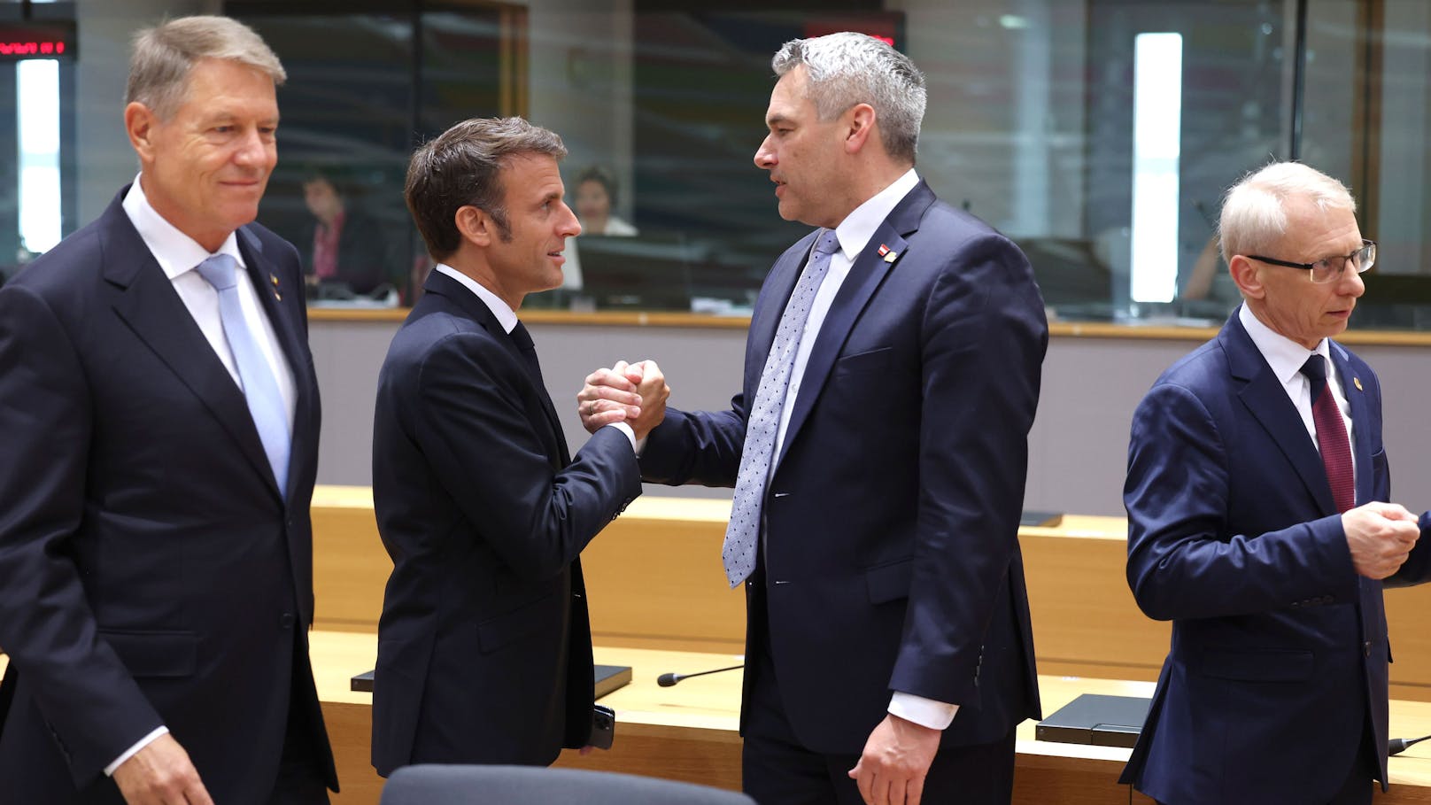Am 17. Juli 2023 traf Nehammer Macron im Rahmen des Gipfel EU-CELAC (Gemeinschaft der Lateinamerikanischen und karibischen Staaten) in Brüssel. Der brüderliche Handschlag dürfte kraftvoller vonstattengegangen sein.