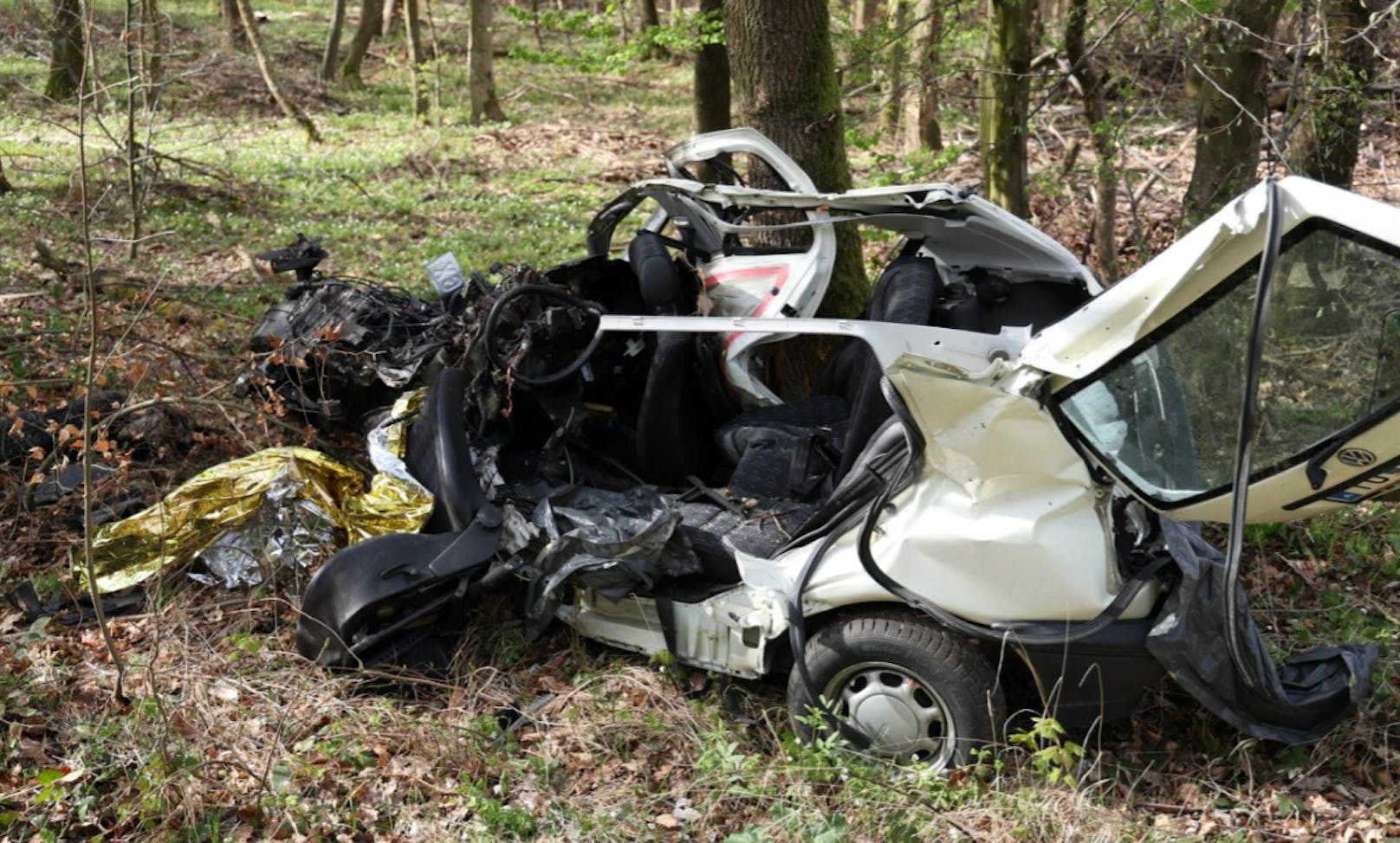 Völlig zerfetzt: Der Unfallwagen