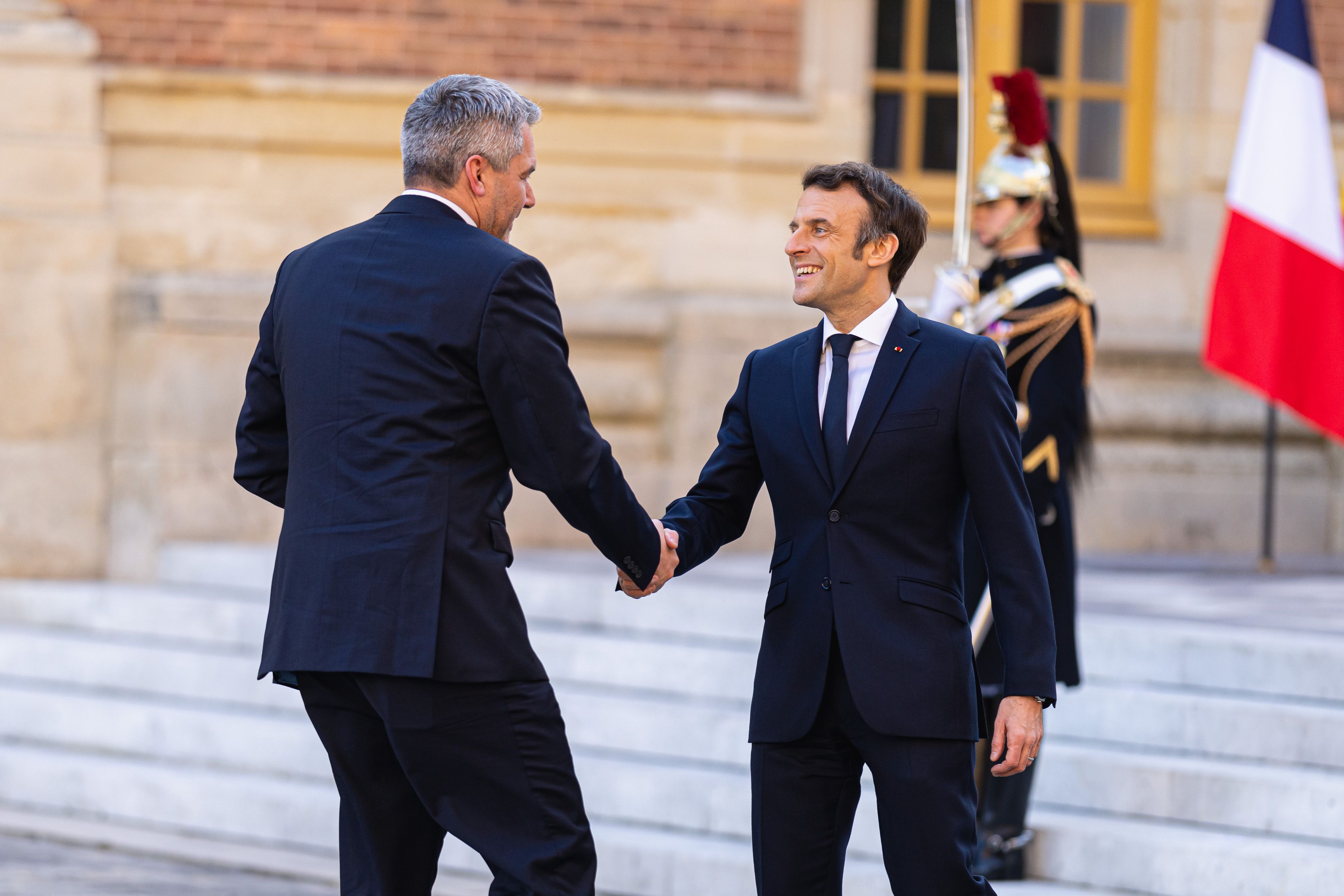 Frankreichs Präsident Macron bei einem Treffen mit Karl Nehammer. Der Franzose wandte sich in einer dramatischen Rede an die EU-Staaten.
