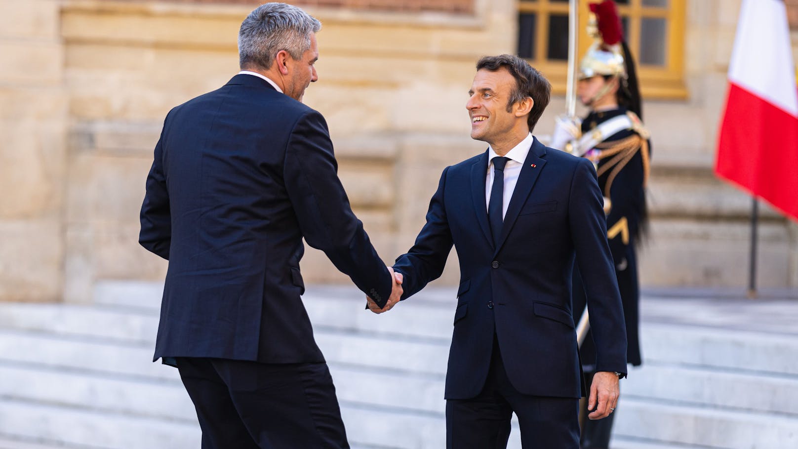 Wie aus dem Lehrbuch: Am 10. März 2022 traf Nehammer Macron im&nbsp; Vorfeld eines EU-Gipfels in Paris – und grüßte entspannt