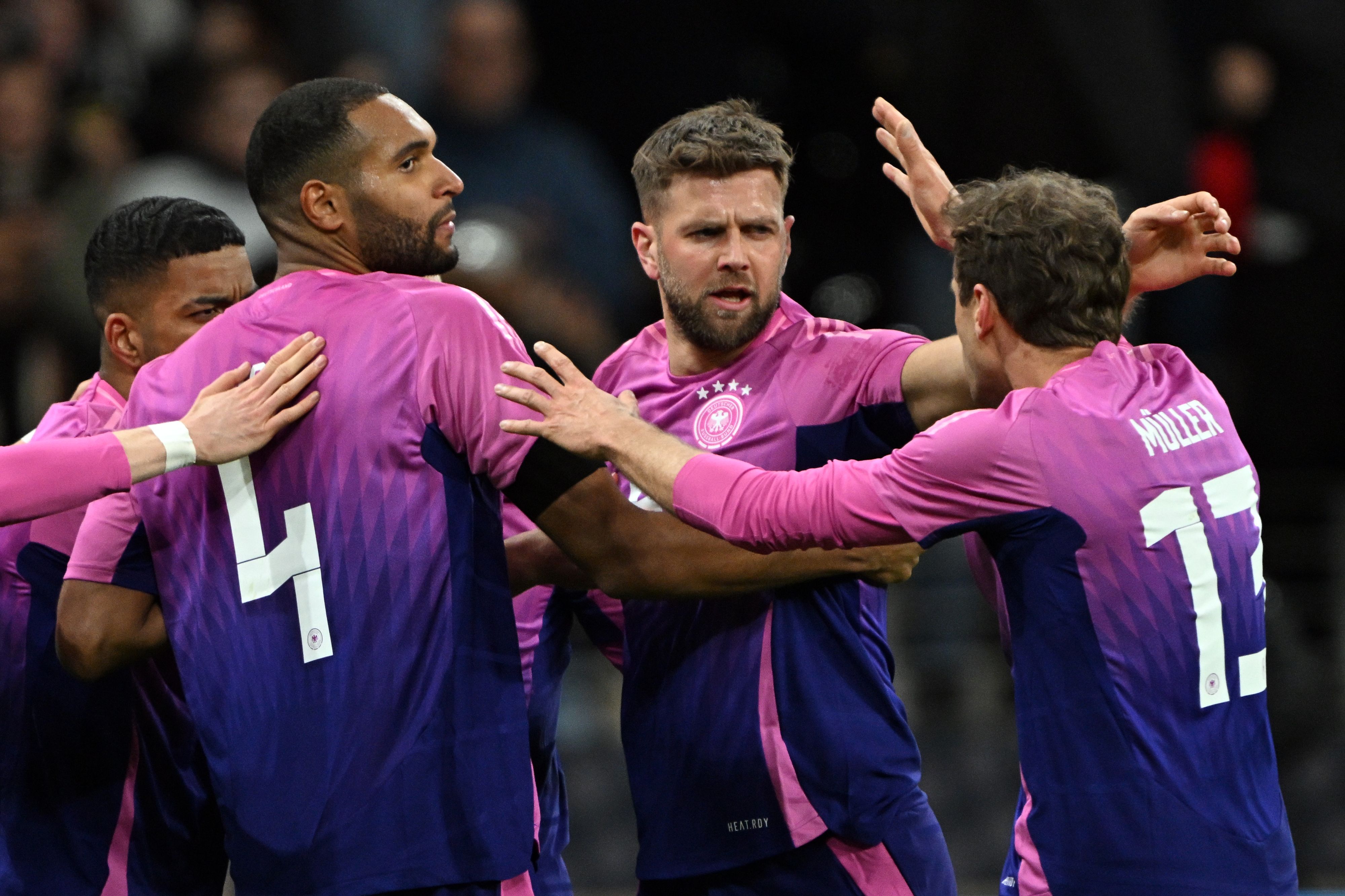 Jonathan Tah (links) bekommt einen neuen 