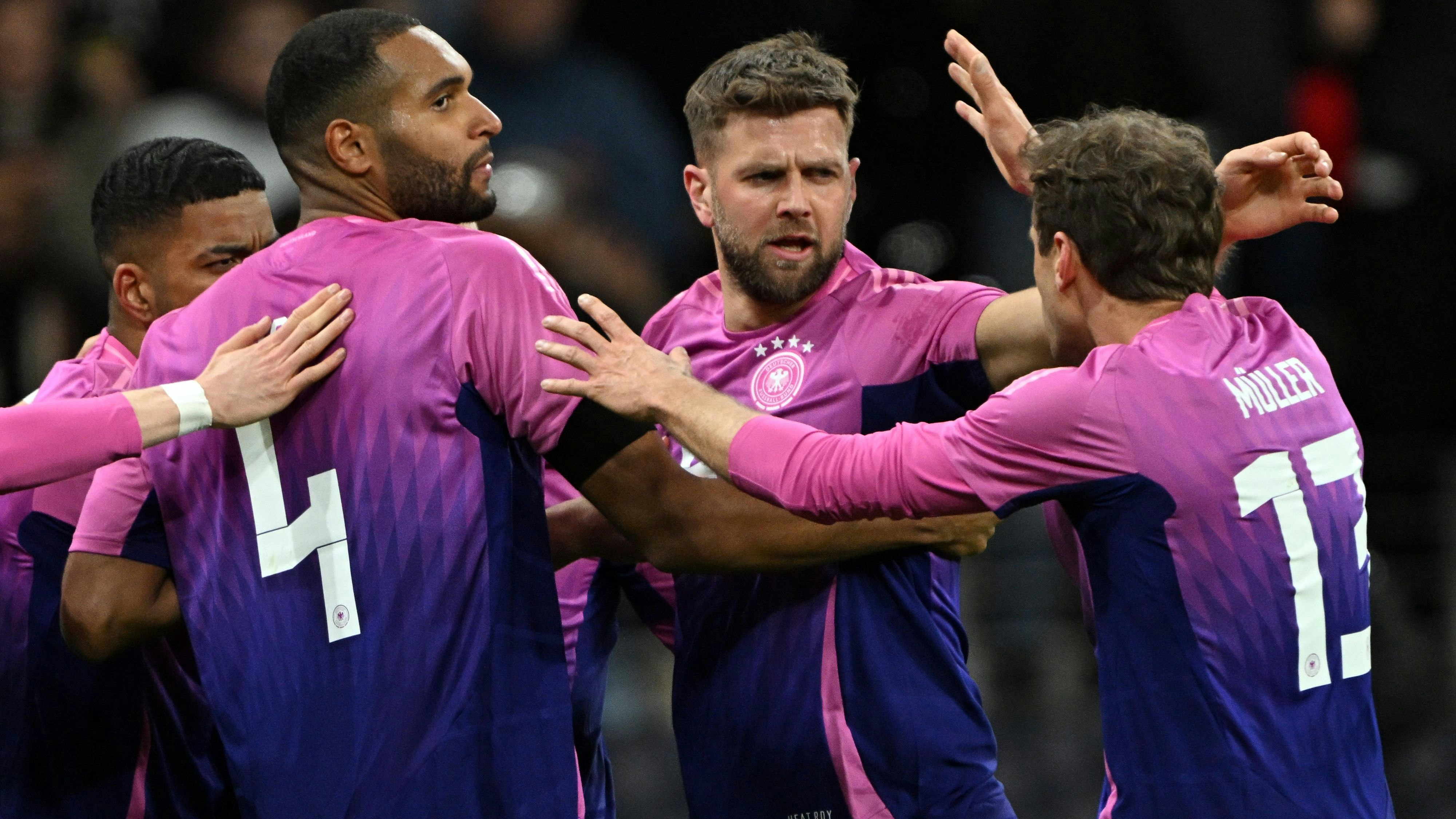 Jonathan Tah (links) bekommt einen neuen "Vierer" auf dem Trikot.