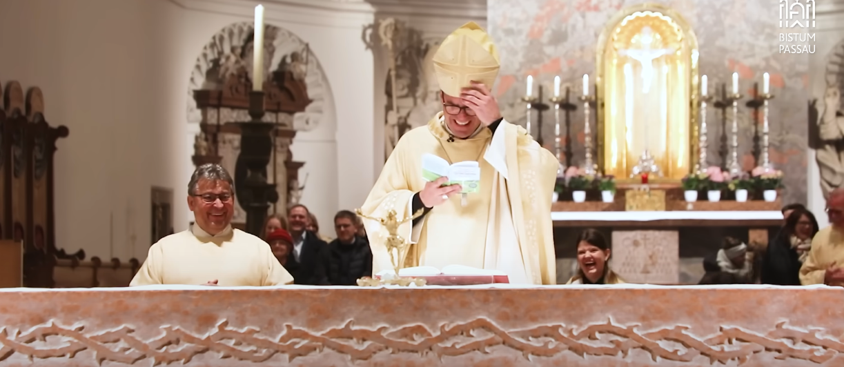 Der Passauer Bischof Stefan Oster erzählt seiner Gemeinde jedes Jahr im Ostergottesdienst einen Witz und führt so die alte katholische Tradition des Osterlachens fort. Dieses Jahr lachte er selbst am meisten über seine heitere Anekdote, das Video davon geht auf YouTube viral und hat bereits knapp eine Million Aufrufe.