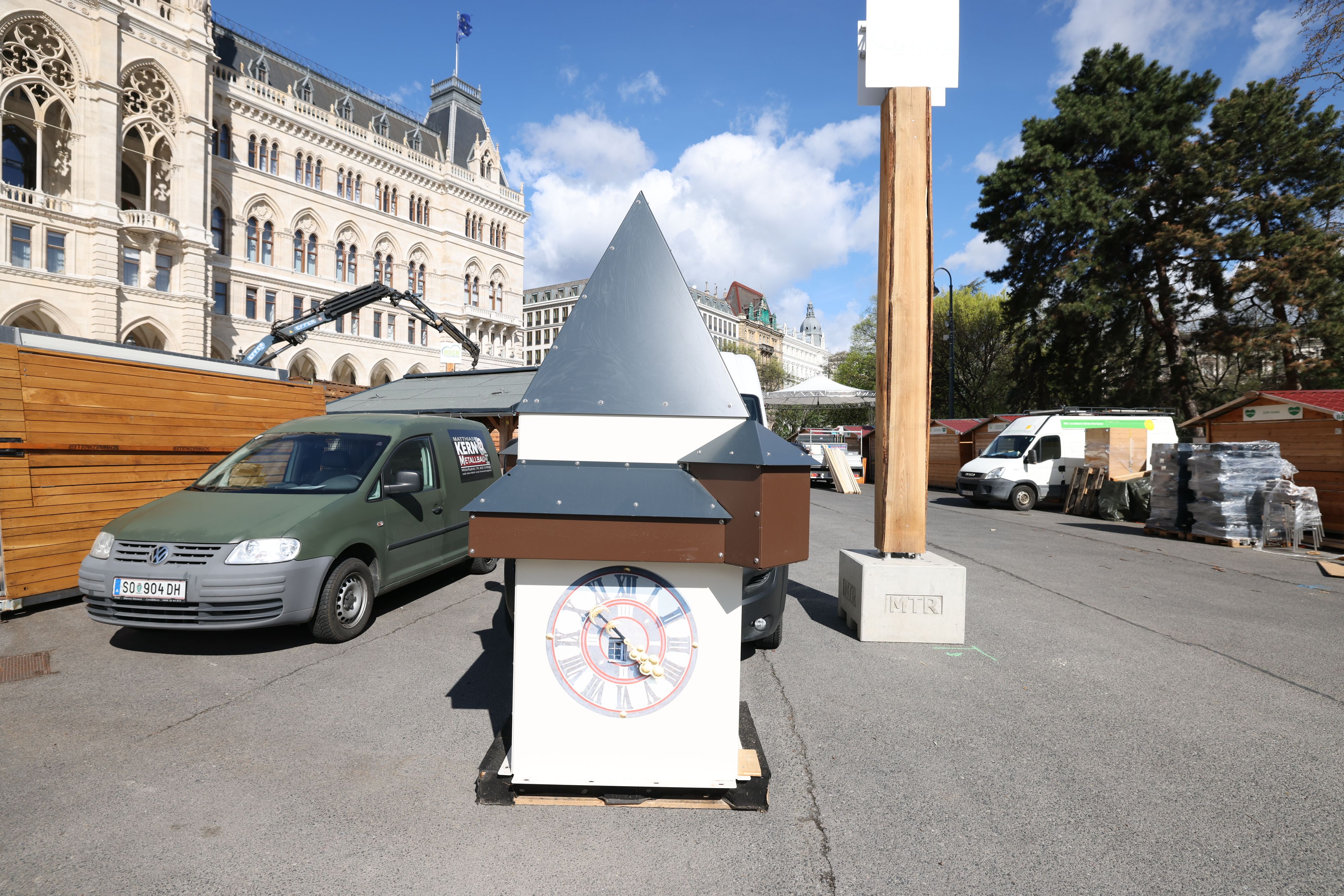 Auch ein Mini-Uhrturm darf beim Steiermark-Frühling am Wiener Rathausplatz nicht fehlen.&nbsp;
