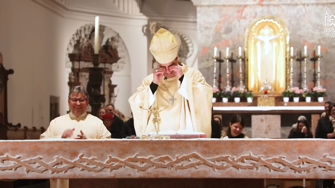 Lachen, bis die Tränen kommen: der Passauer Bischof Stefan Oster während der Ostermesse 2024