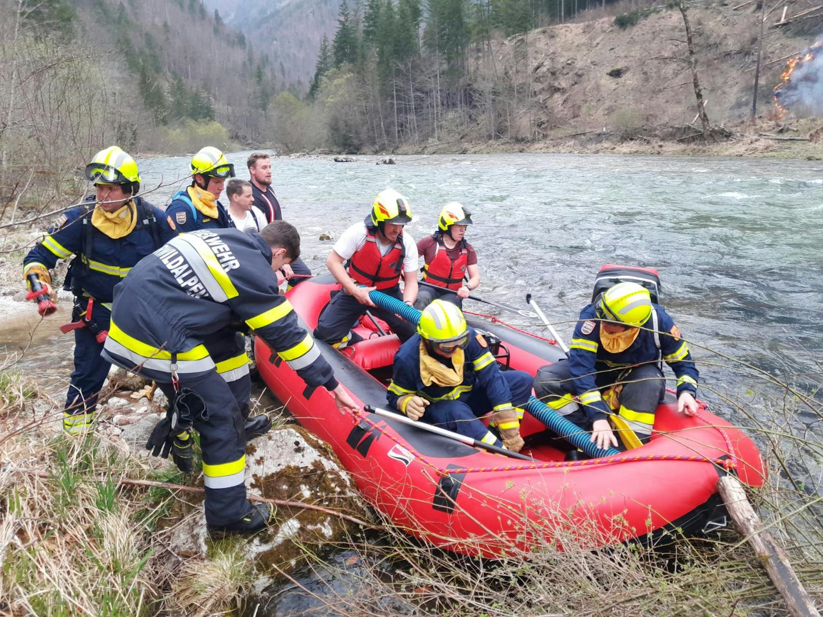 Die Feuerwehr musste mit dem Schlauchboot ausrücken.