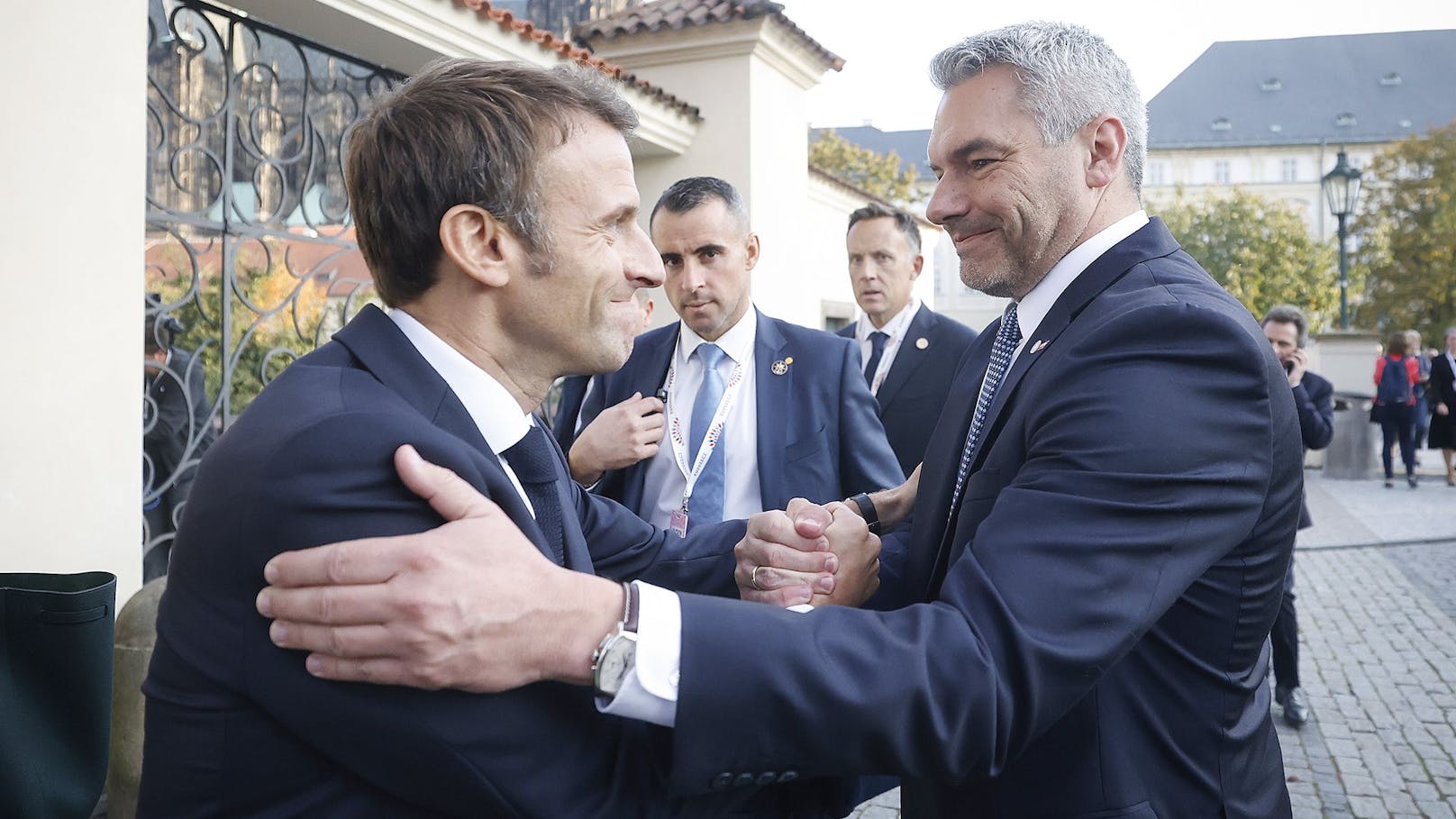 Nehammer bei Macron: Handshake könnte heftig werden