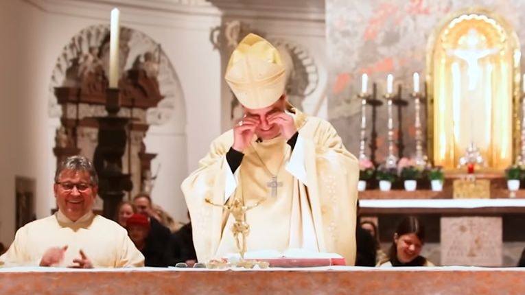 Bischof Stefan Oster pflegt auch in der Osternacht 2024 die Tradition des Lachens mit einem lustigen Witz.