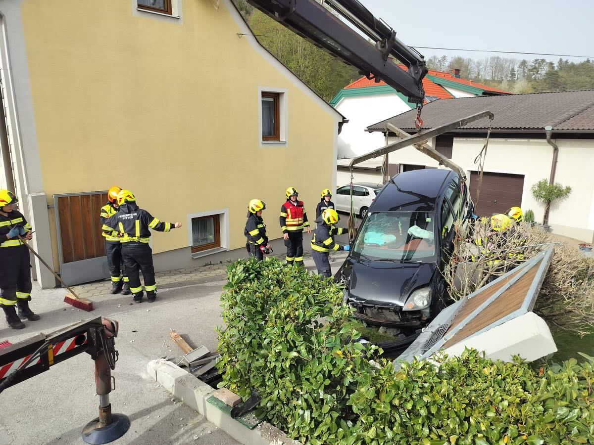  Ein Lenker ohne Schein krachte mit dem Pkw in das Tor eines Einfamilienhauses und landete im Garten.