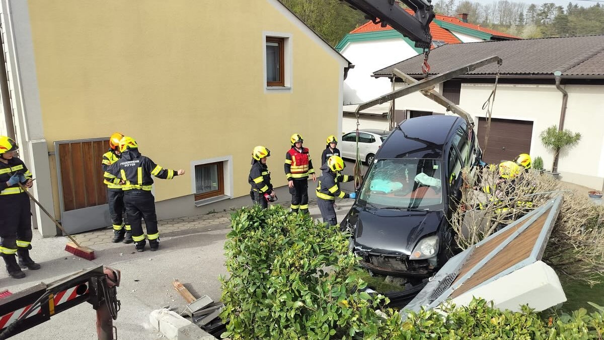 Heute.at - Kinder suchten Osternesterl, dann krachte Pkw in Garten