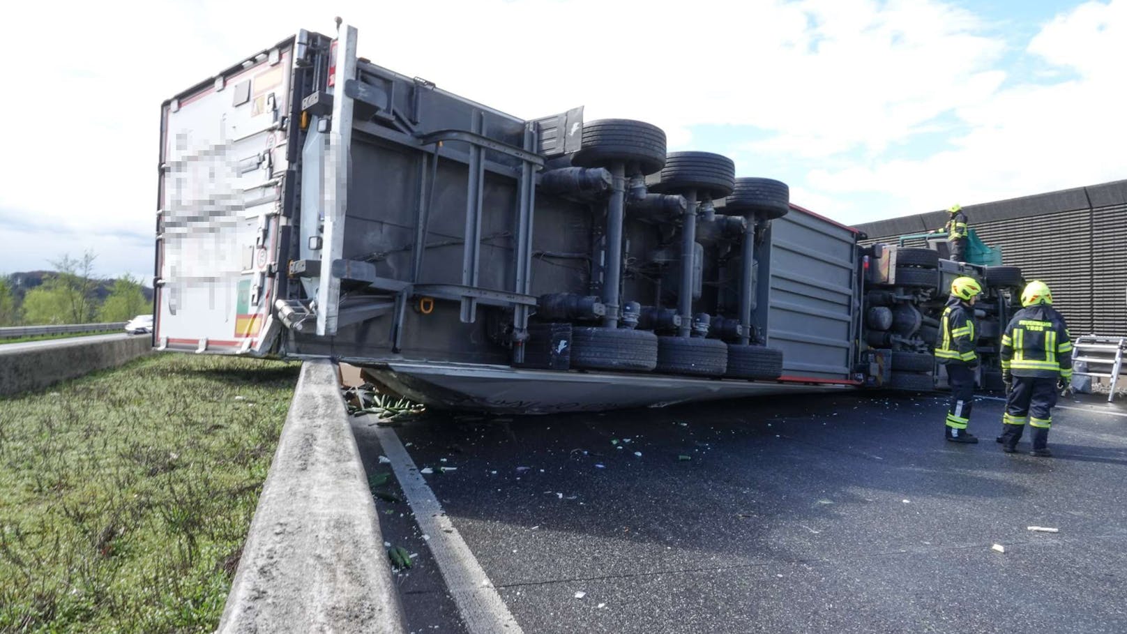 Schwerer Unfall auf der A1 im Bezirk Melk (NÖ): Ein Lkw verunfallte schwer und liegt auf der Autobahn. 