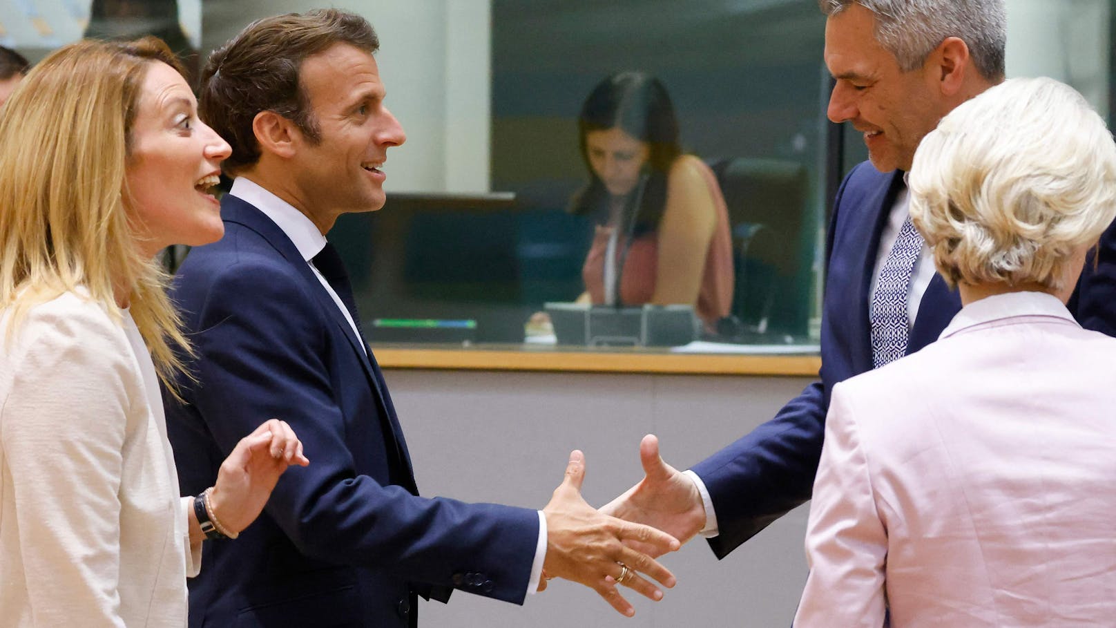 Am 23. Juni 2022 – volle Fingerspannung vor dem Handshake mit Macron beim EU-Westbalkan-Treffen in Brüssel.