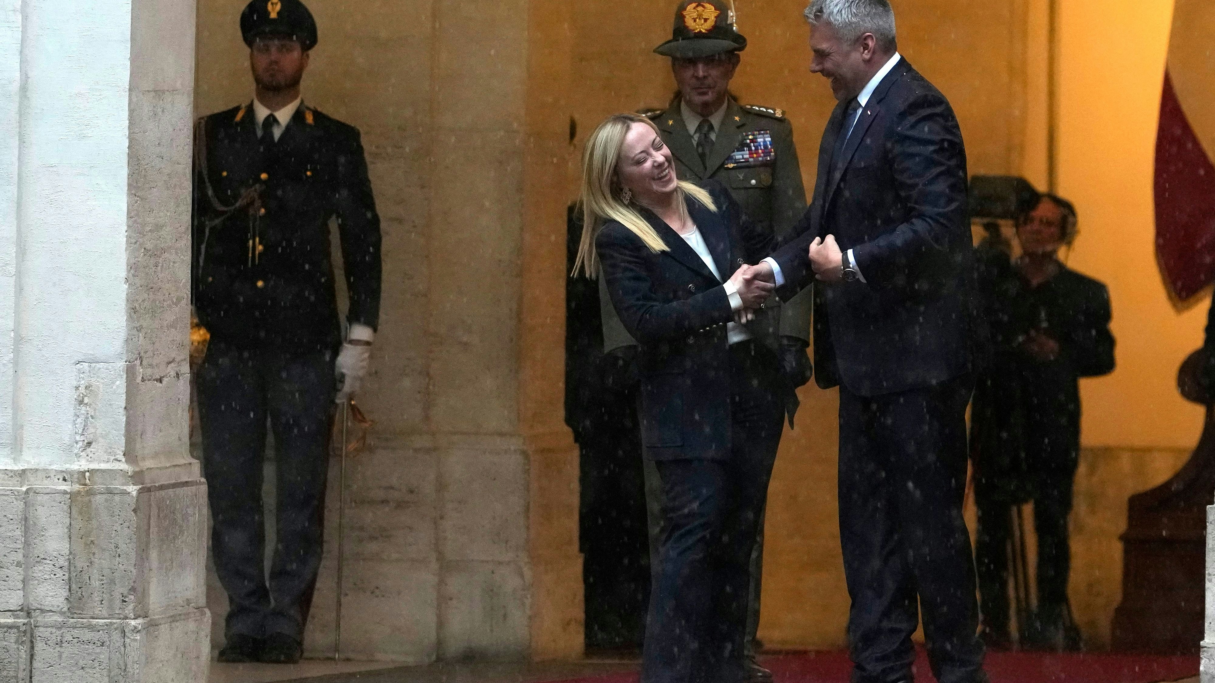Download von www.picturedesk.com am 02.04.2024 (18:02).  Italian Premier Giorgia Meloni, left, and Austria's Chancellor Karl Nehammer share ' smile before their meeting at Chigi Palace, Government's office, in Rome, Tuesday, May 2, 2023. (AP Photo/Alessandra Tarantino) - 20230502_PD3821 - Rechteinfo: Rights Managed (RM)