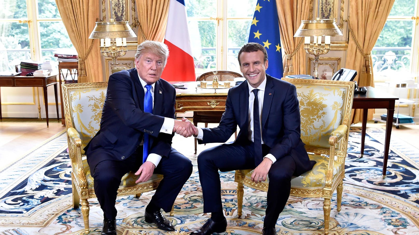 Harter Handschlag zwischen Trump und Macron in Paris am 13. Juli 2017