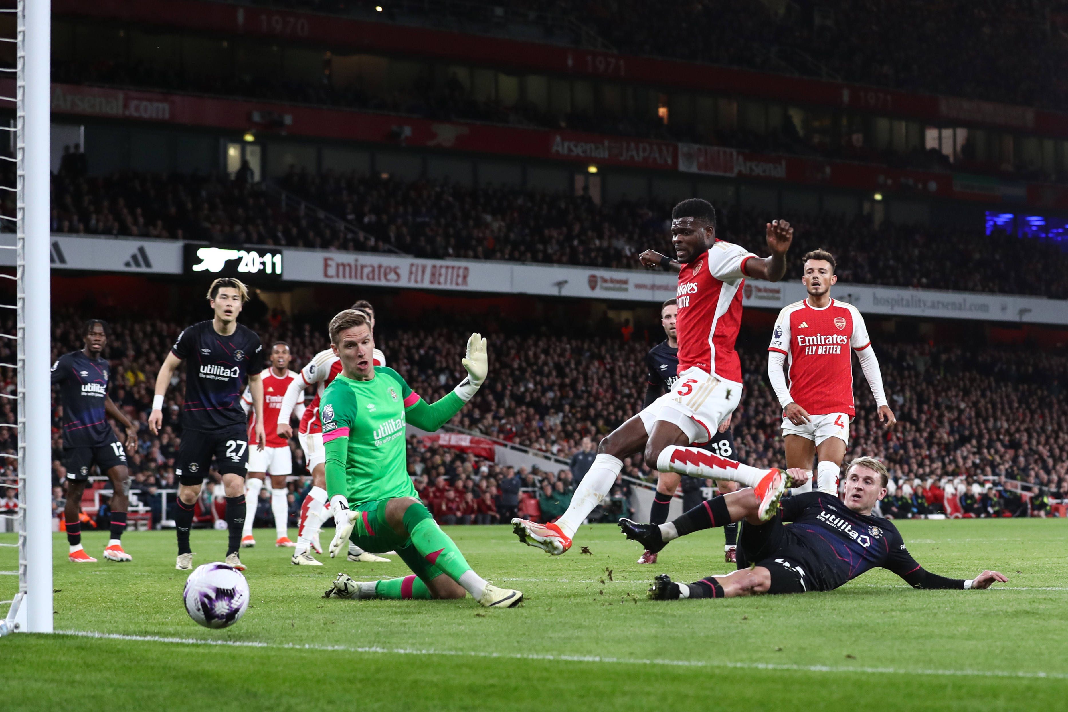 Arsenal ringt Aufsteiger Luton nieder.