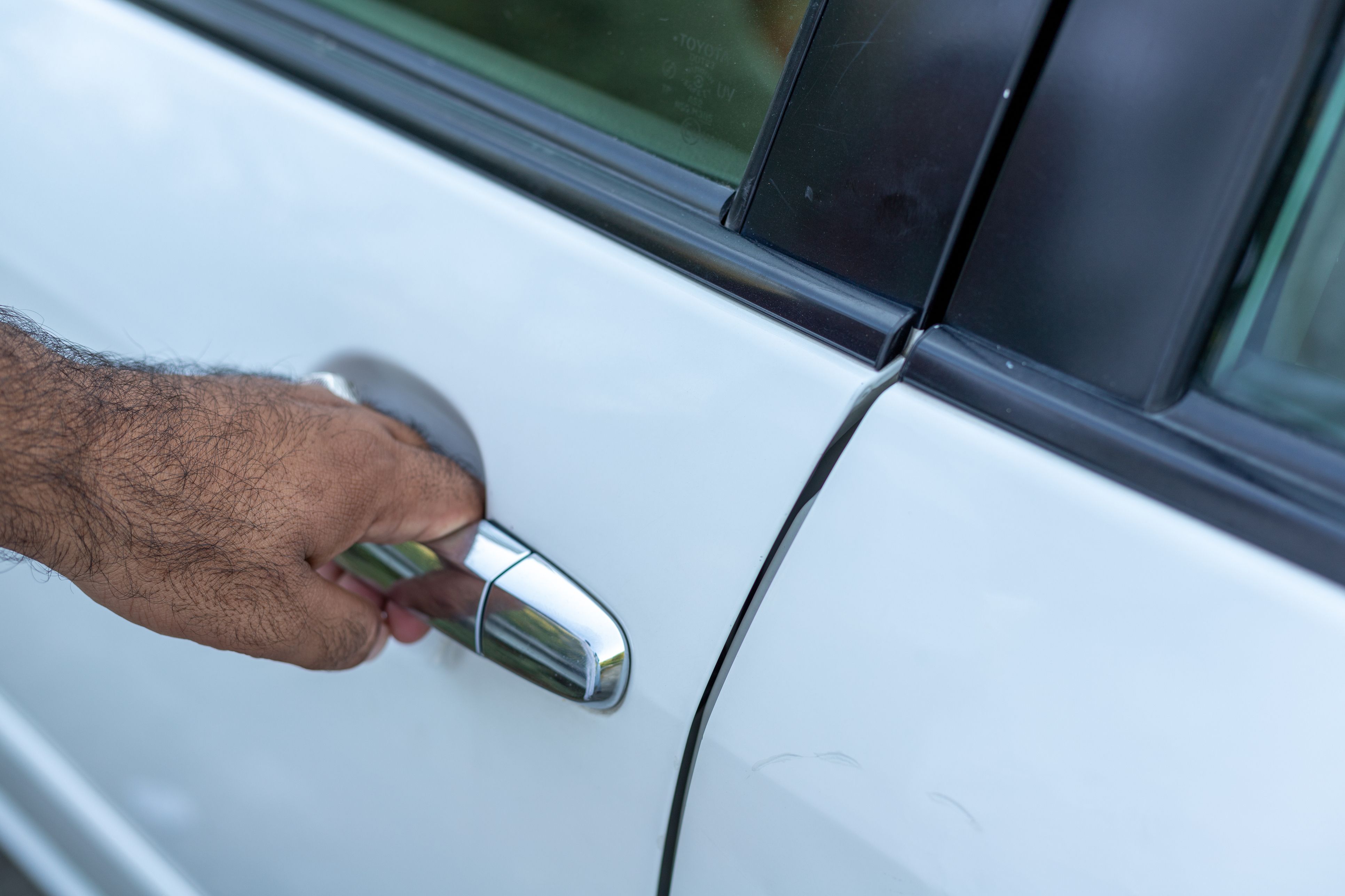 Der 30-Jährige versuchte durch heftiges Anreißen an der Beifahrertür eines geparkten Autos in dieses einzubrechen (Symbolbild).