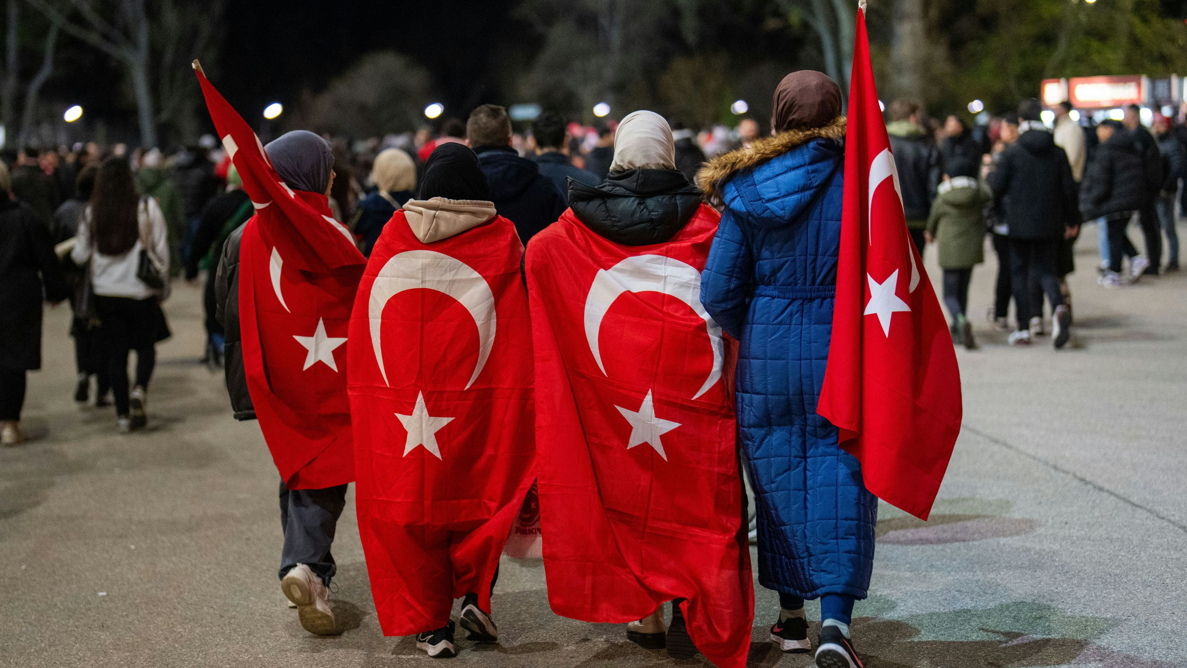 Türkische Fans am 26. März 2024 am Weg ins Wiener Ernst-Happel-Stadion zum Ländermatch Österreich gegen die Türkei