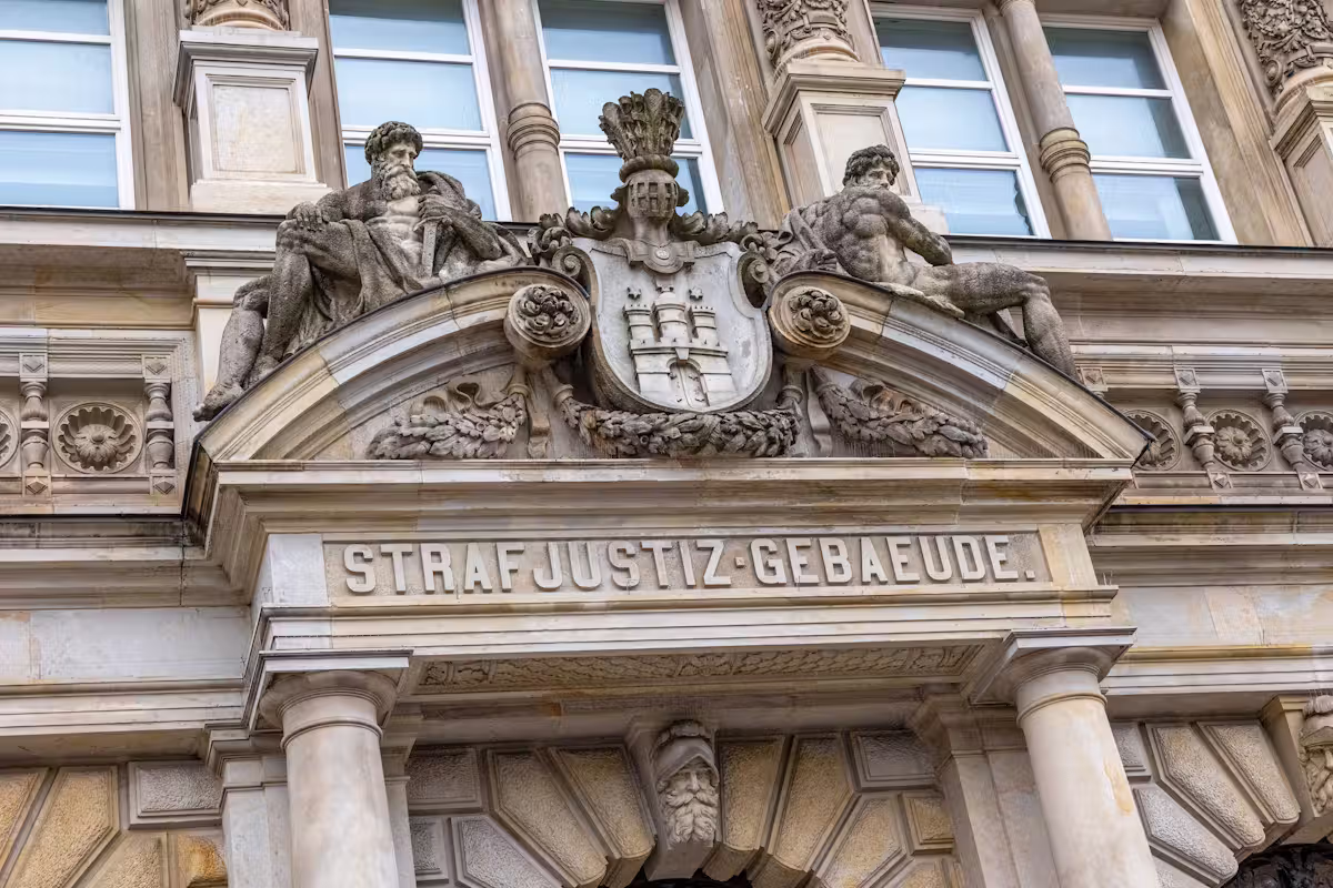 Das Hamburger Landgericht hat am 3. April 2024 einen 43-jährigen Mann zu acht Jahren Haft verurteilt.