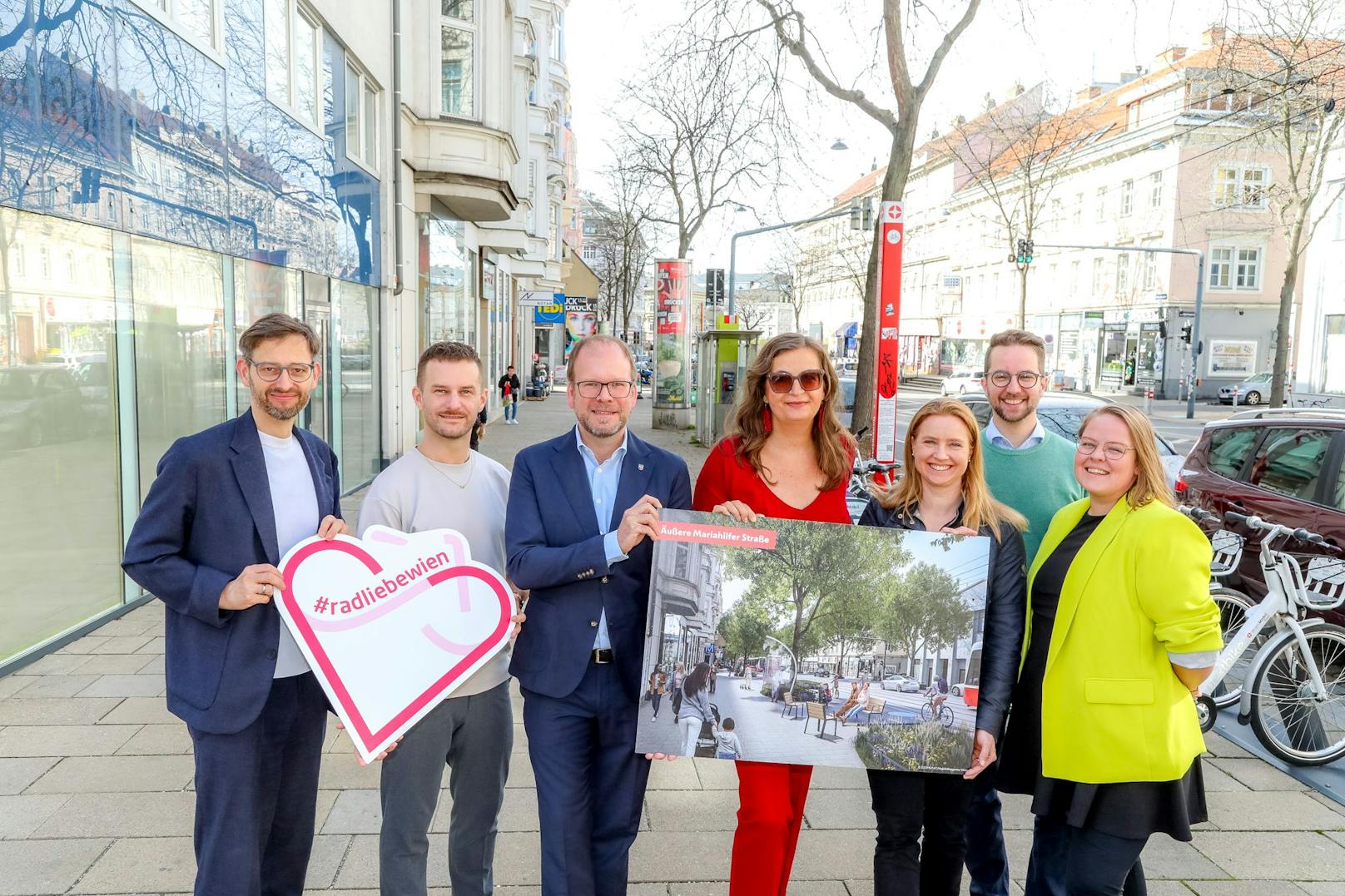 Radverkehrsbeauftragter Martin Blum, Peter Krause, Parteivorsitzender der Grünen Wien, Bezirksvorsteher Dietmar Baurecht, Planungsstadträtin Ulli Sima, Neos Wien Mobilitätssprecherin Angelika Pipal-Leixner, Gemeinderat Kilian Stark und Catherina Schneider, Grüne Klubvorsitzende der Bezirksvertretung des 15. Wiener Gemeindebezirkes (v.l.)