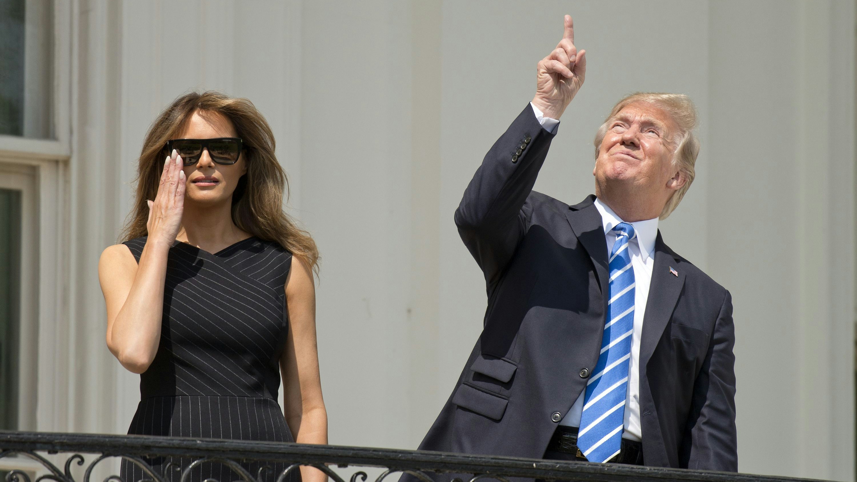 Der damalige US-Präsident Donald Trump mit First Lady Melania am Balkon des Weißen Hauses bei der letzten totalen Sonnenfinsternis in den USA am 21. August 2017. Der Blick zum Himmel ohne Schutzbrille wurde dem Präsidenten seinerzeit massiv zum Vorwurf gemacht.