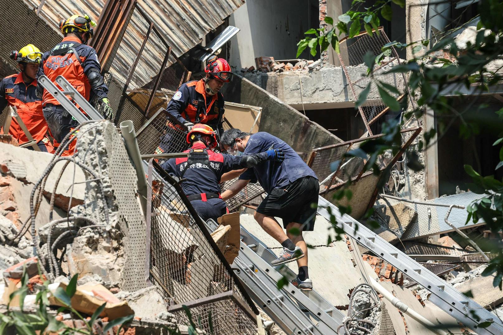 Erste Fotos nach dem schweren Erdbeben in Taiwan. 