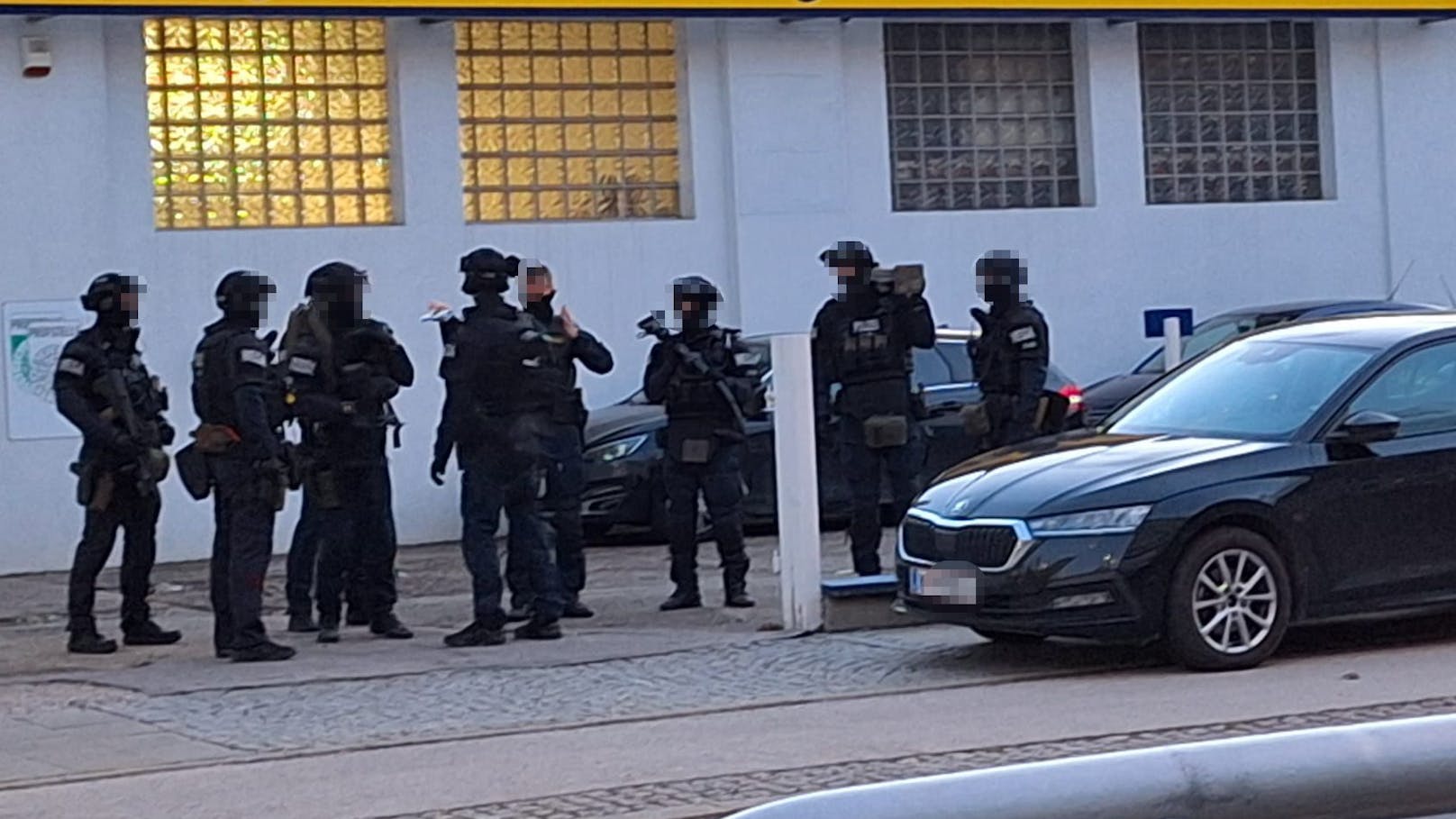 Wega-Einsatz in Wien-Simmering: Pole fuhr Polizei direkt in die Arme.