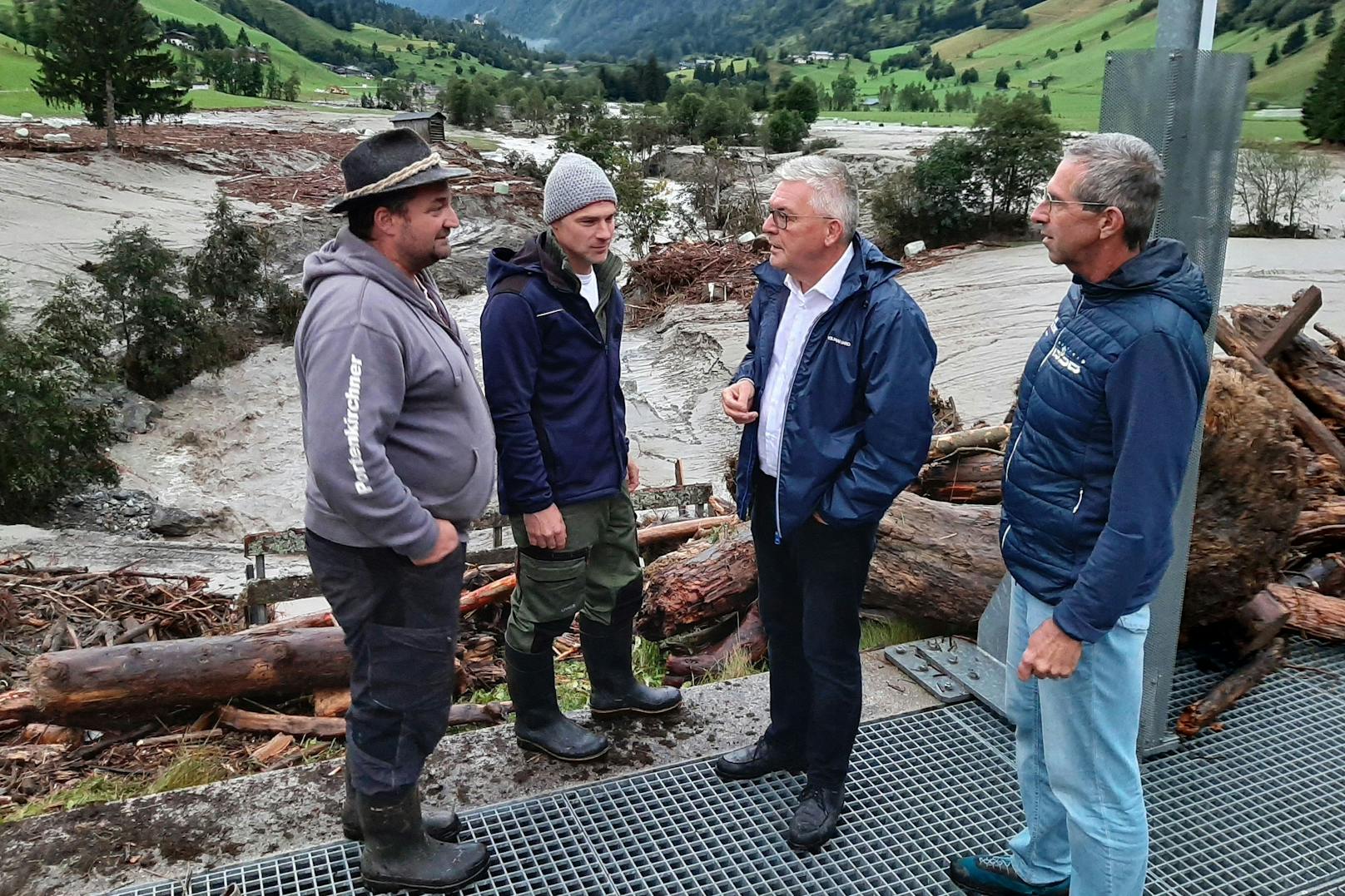 Im Bild v.l.: Betroffener Landwirt Anton Mühltaler (Moosreitbauer), Bürgermeister Peter Loitfellner (Rauris), Landesrat Josef Schwaiger und Martin Zopp (Land Salzburg).