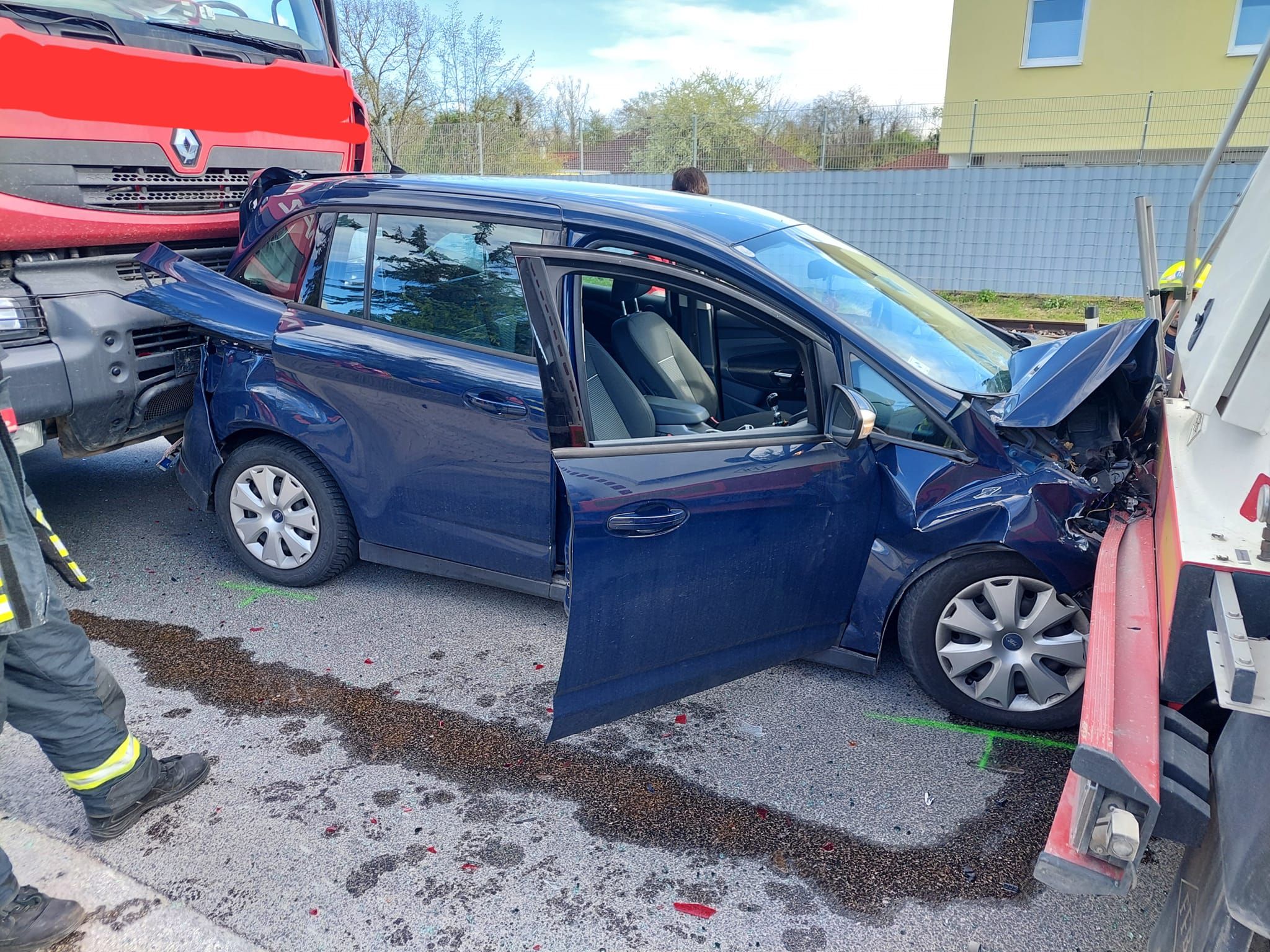 Der Fahrer wurde bei dem Crash verletzt und musste befreit werden.