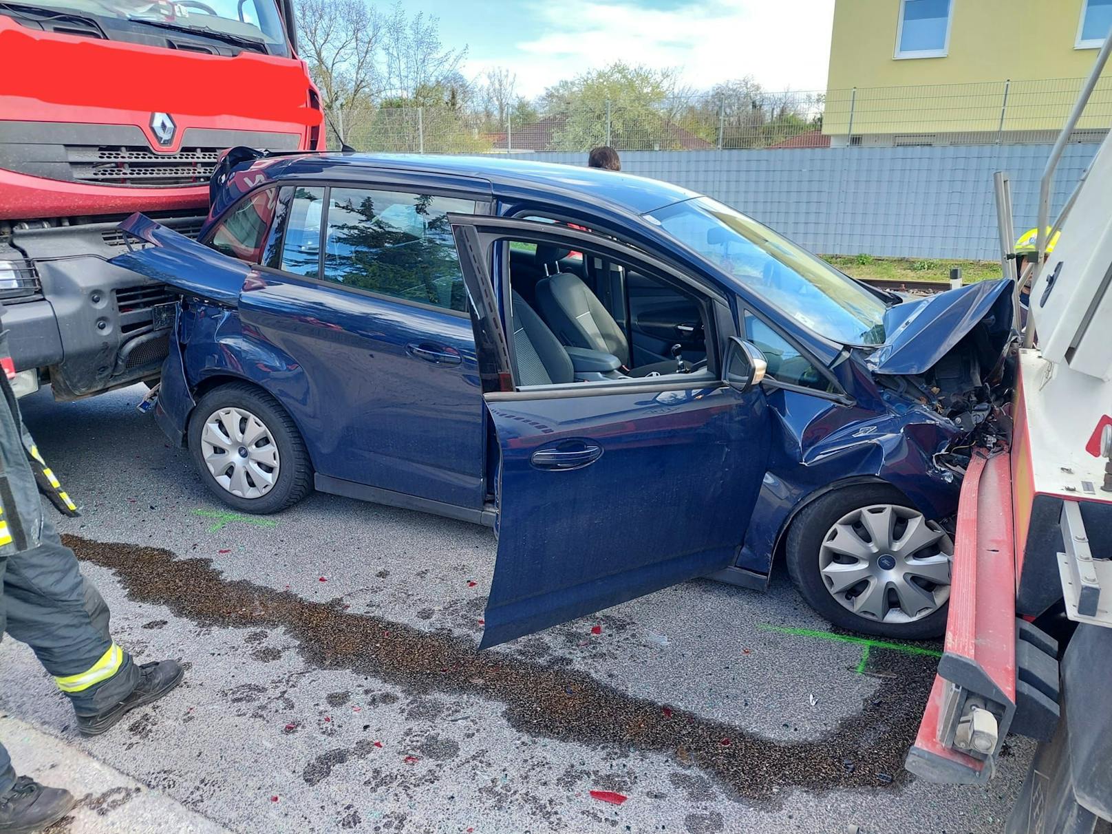 Der Fahrer wurde bei dem Crash verletzt und musste befreit werden.