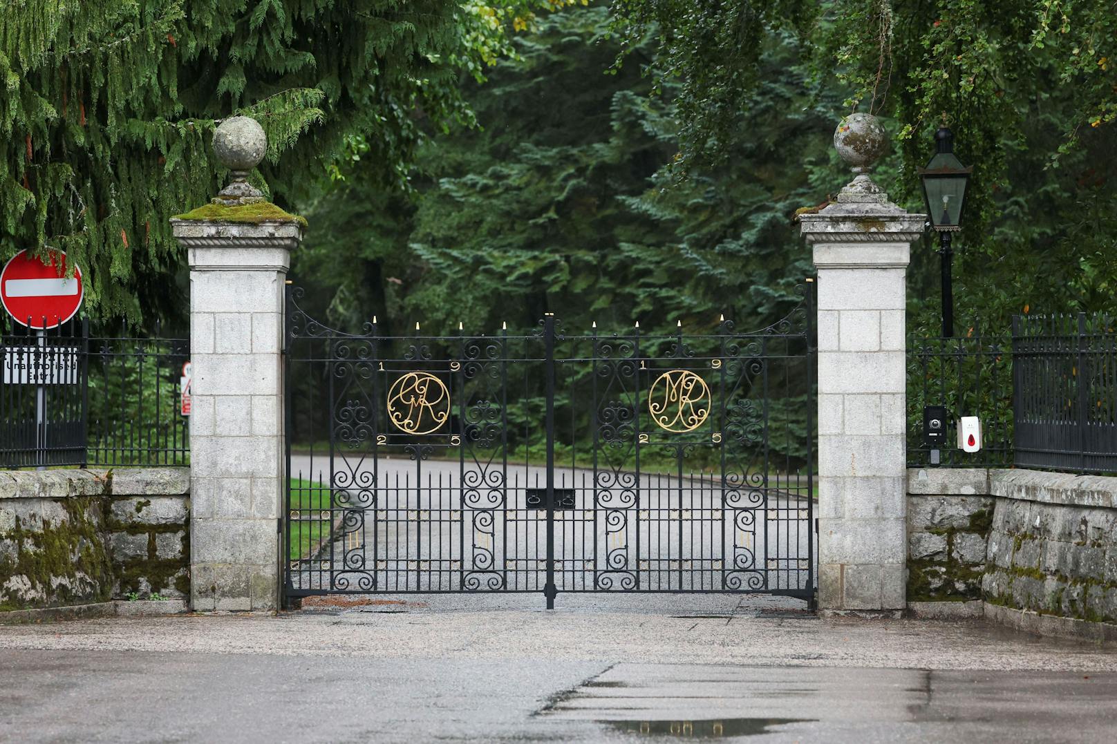 Das Schloss in den schottischen Highlands öffnet selten seine Tore für die Öffentlichkeit. So findet zum Beispiel vom 1. Juli bis zum 4. August 2024 geführte Rundgänge statt.