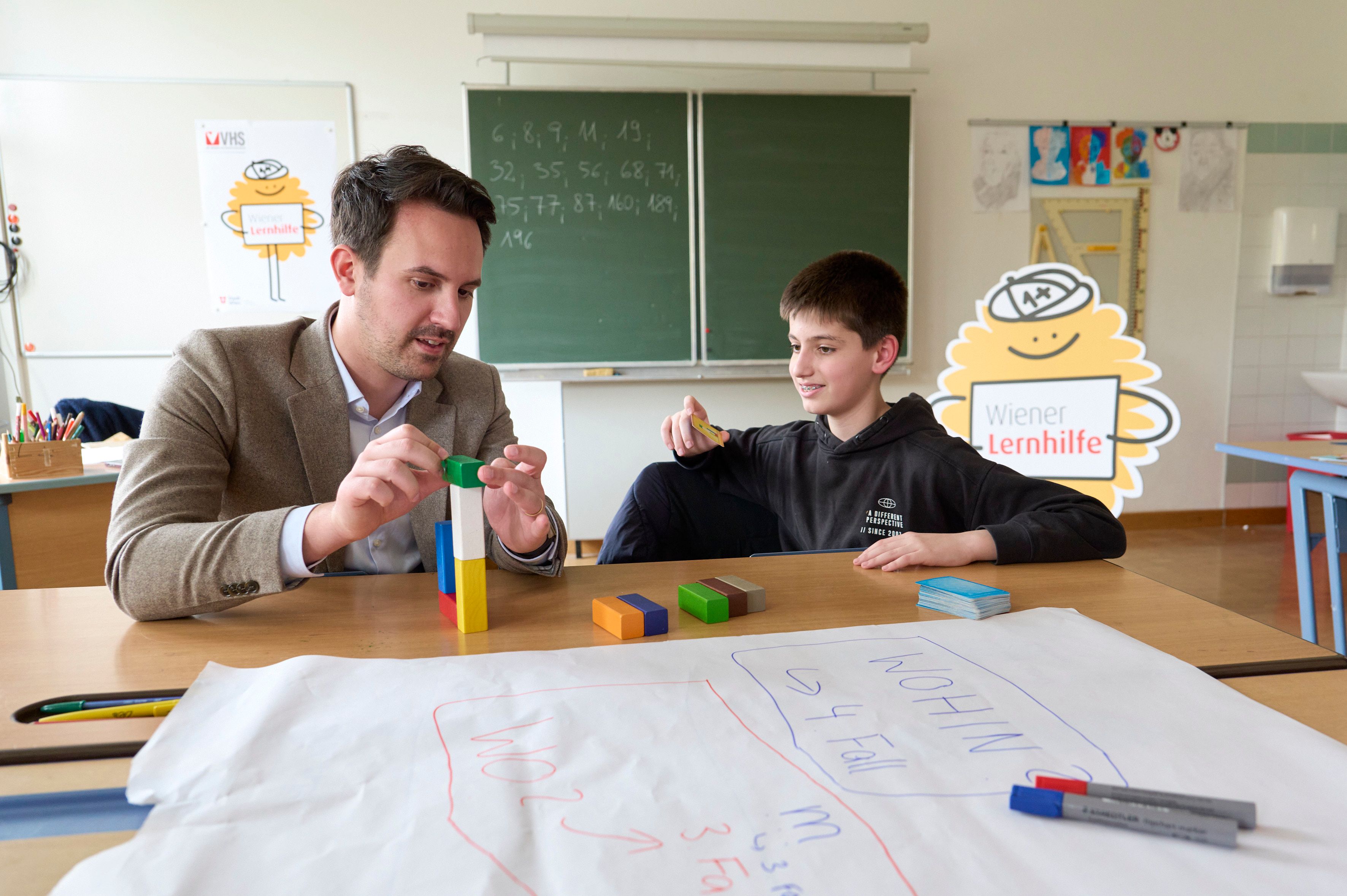 Vizebürgermeister Christoph Wiederkehr besucht die Wiener Lernhilfe in einer Schule. Mit Bauklötzen lernen Kinder etwa spielerisch die Präpositionen.