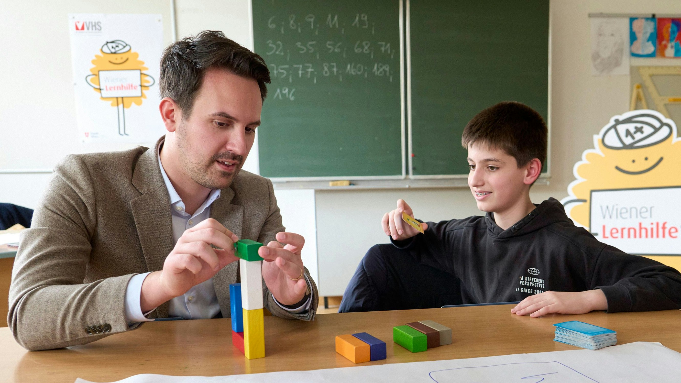Vizebürgermeister Christoph Wiederkehr besucht die Wiener Lernhilfe in einer Schule.
