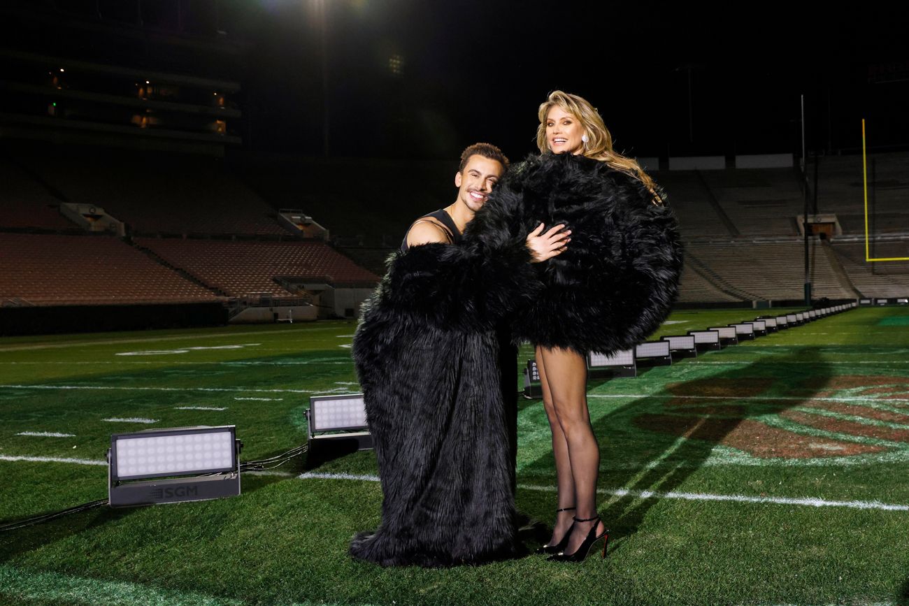 Heidi Klum und Designer Christian Cowan am Football-Catwalk.&nbsp;