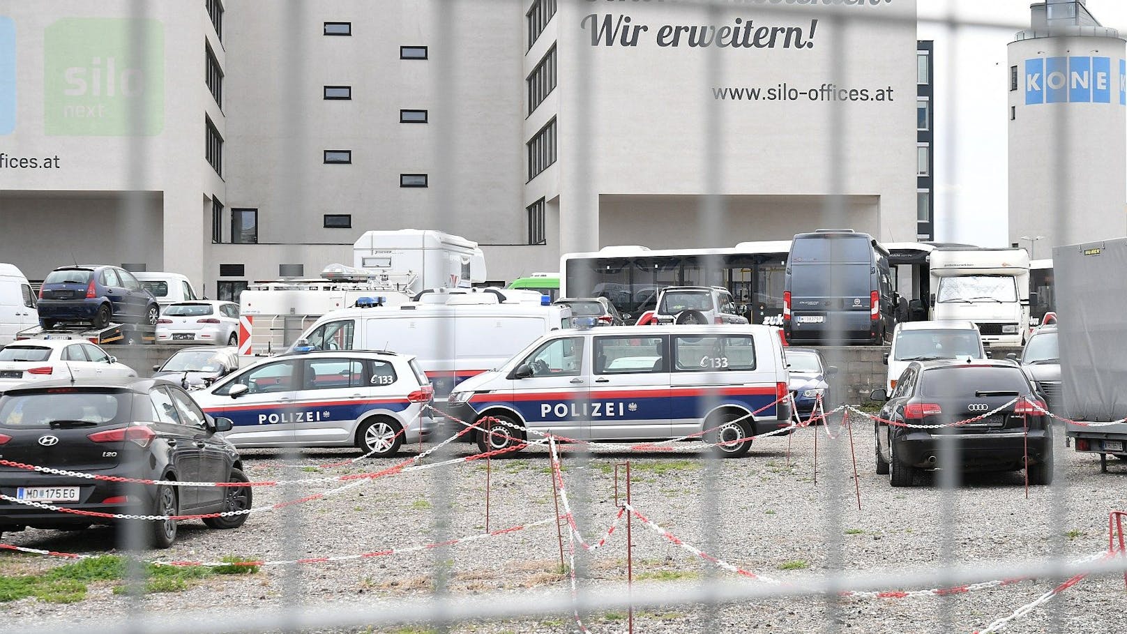 Polizei-Großeinsatz in Liesing. Es kam zu einer Festnahme.